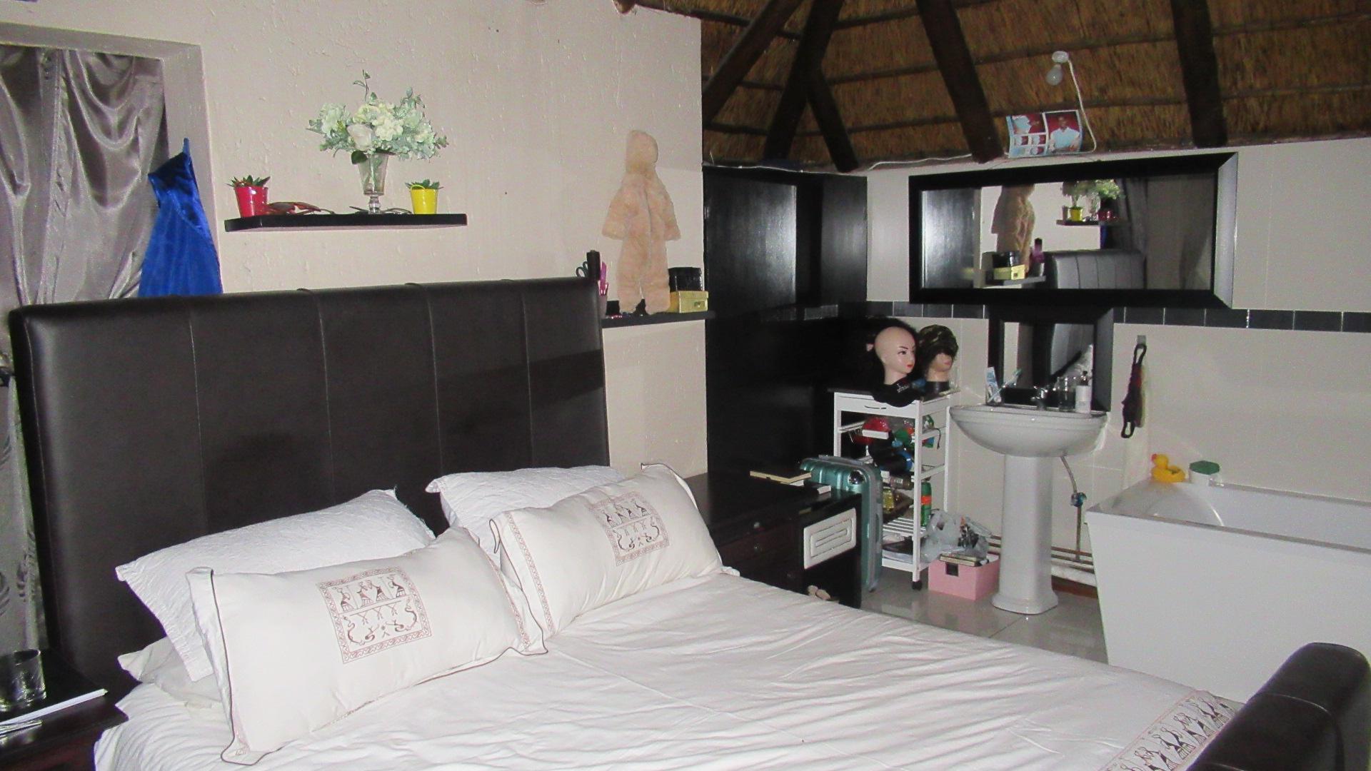 Main Bedroom - 44 square meters of property in Sharonlea