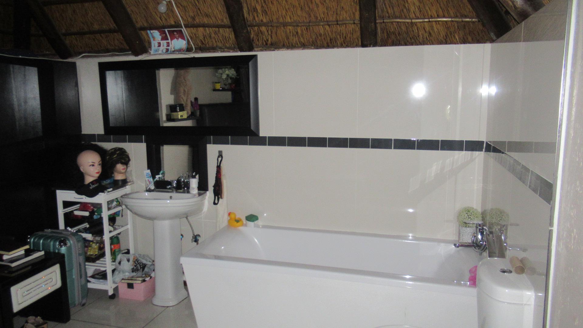 Main Bathroom of property in Sharonlea