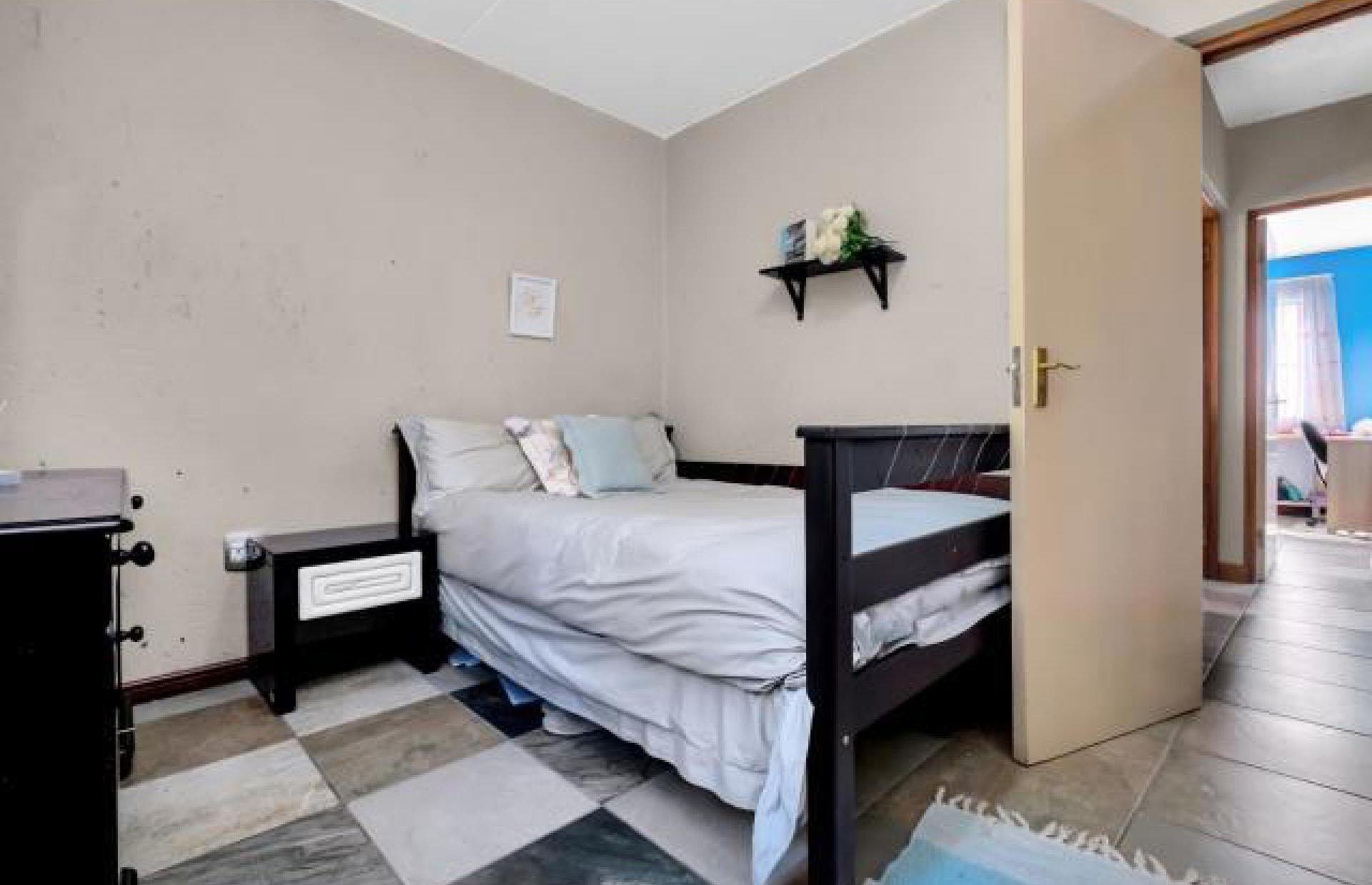 Bed Room 1 - 11 square meters of property in Sharonlea