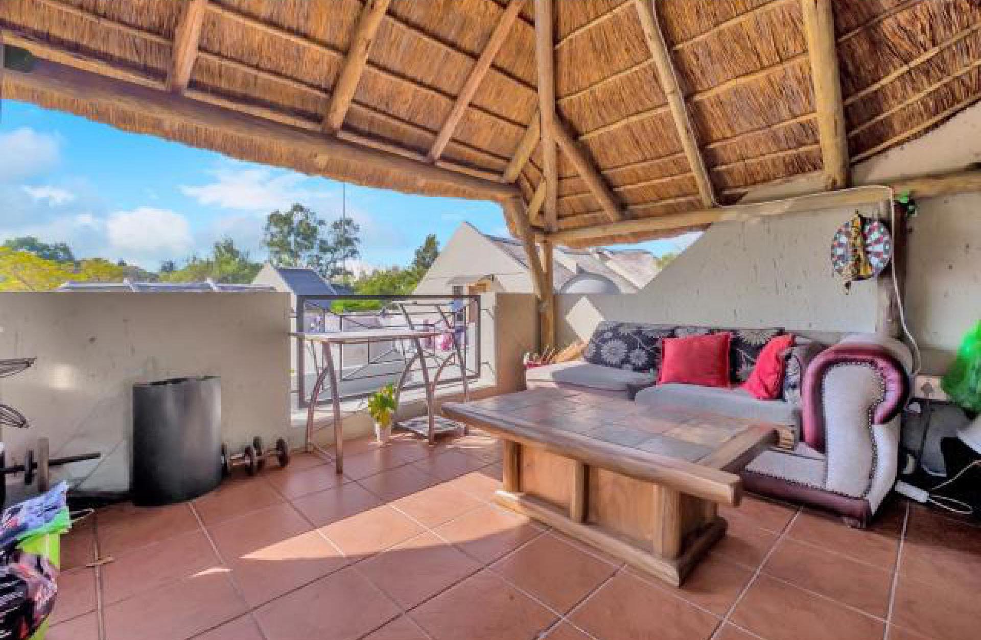 Balcony - 20 square meters of property in Sharonlea