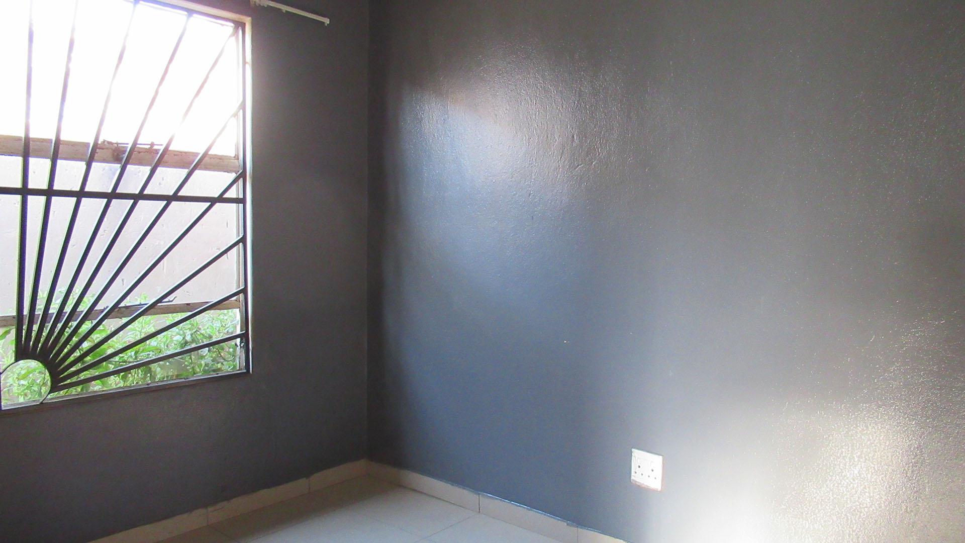 Bed Room 1 - 8 square meters of property in Fleurhof