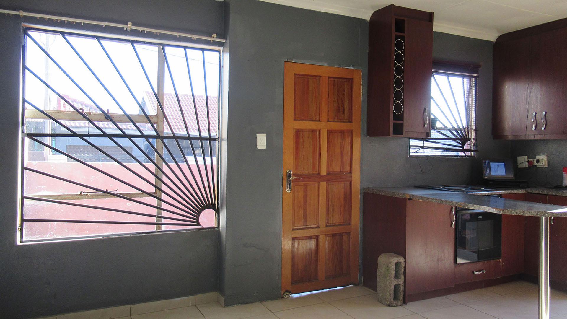 Lounges - 13 square meters of property in Fleurhof