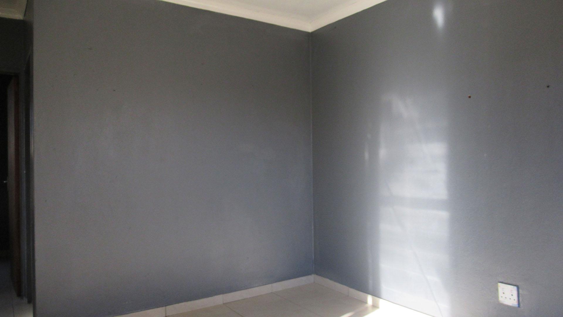 Lounges - 13 square meters of property in Fleurhof