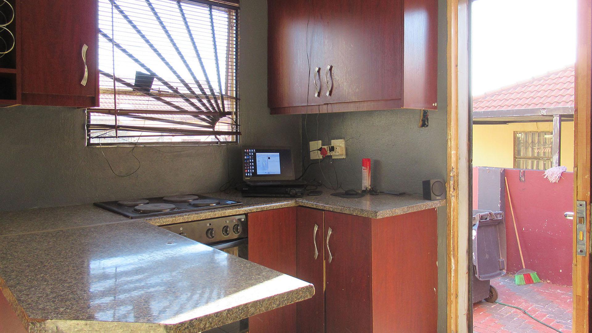Kitchen - 5 square meters of property in Fleurhof