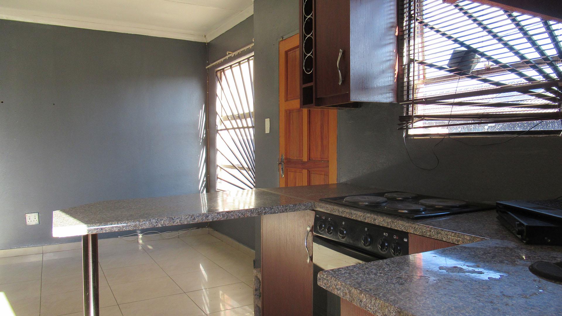Kitchen - 5 square meters of property in Fleurhof