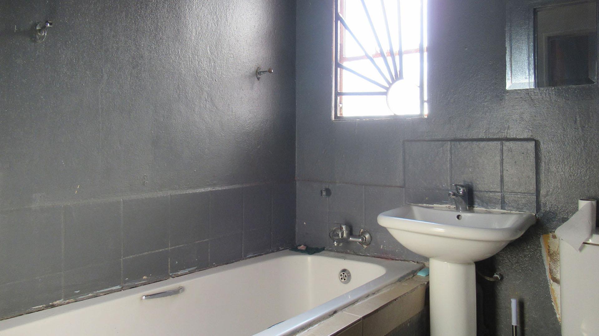 Bathroom 1 - 3 square meters of property in Fleurhof