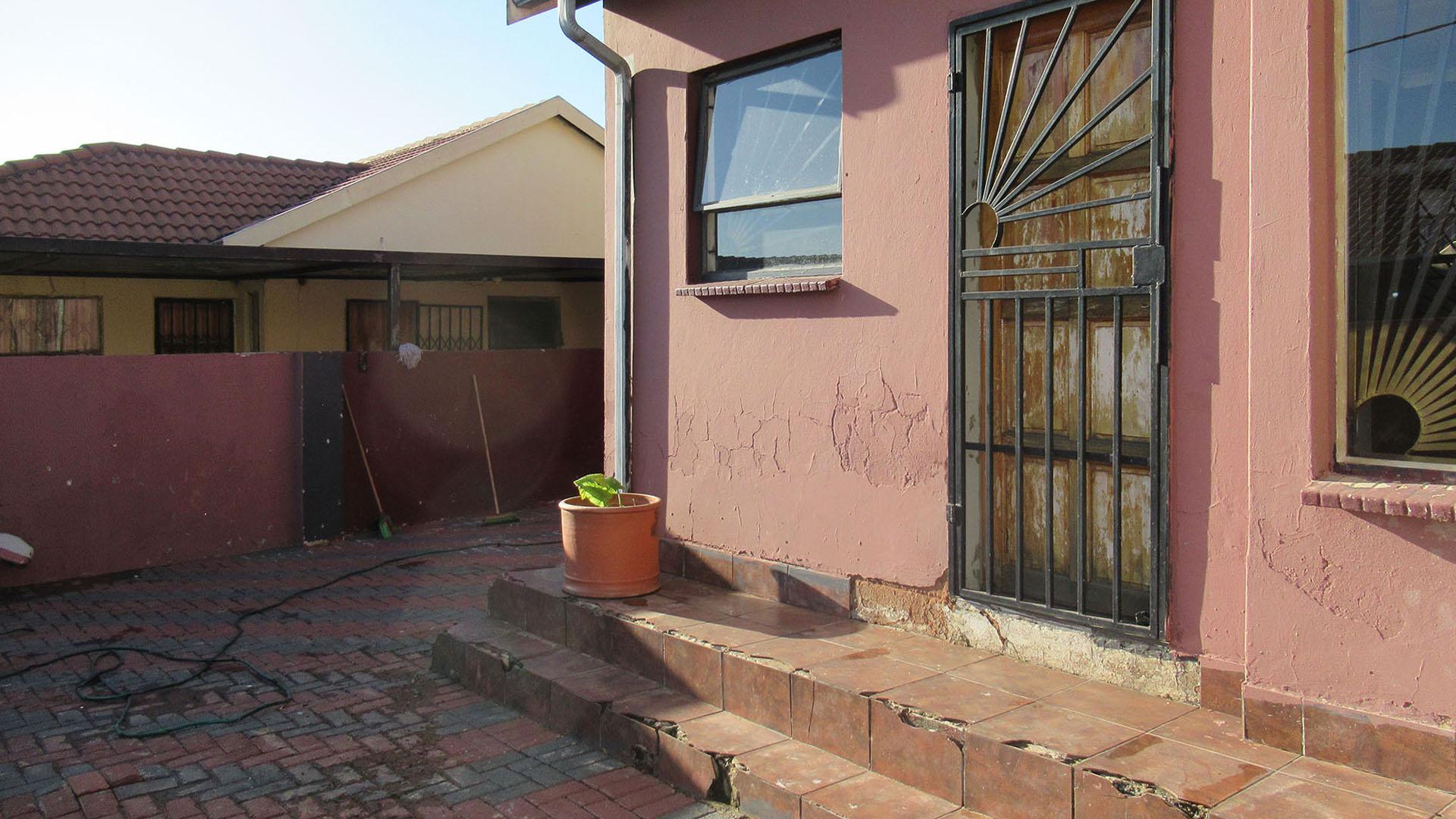 Front View of property in Fleurhof