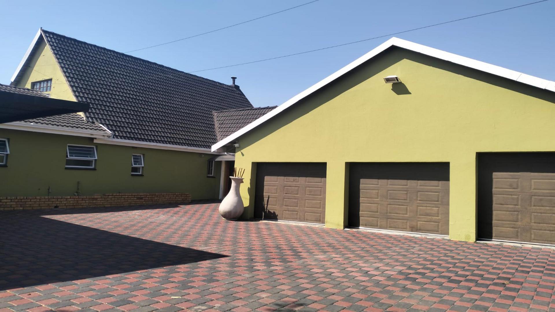 Front View of property in Roodekrans