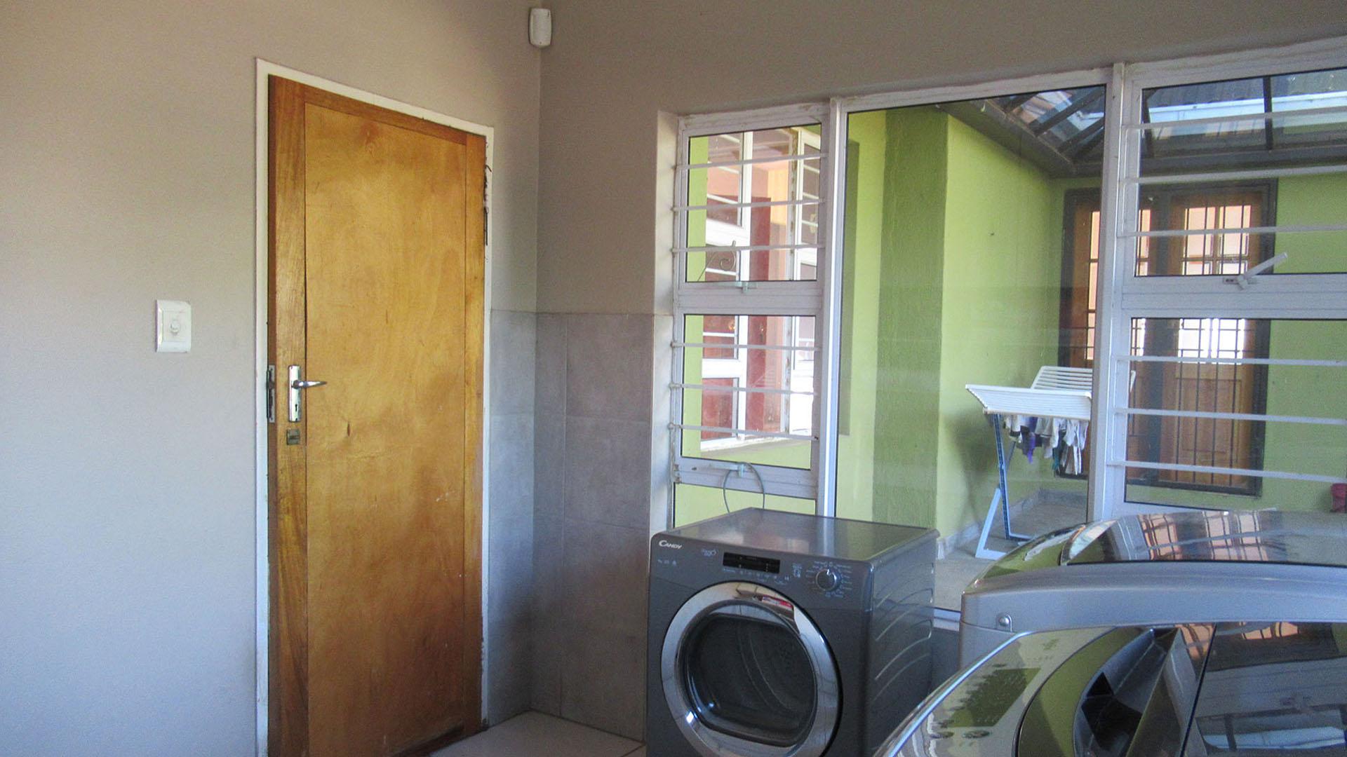 Laundry Room  - 9 square meters of property in Roodekrans