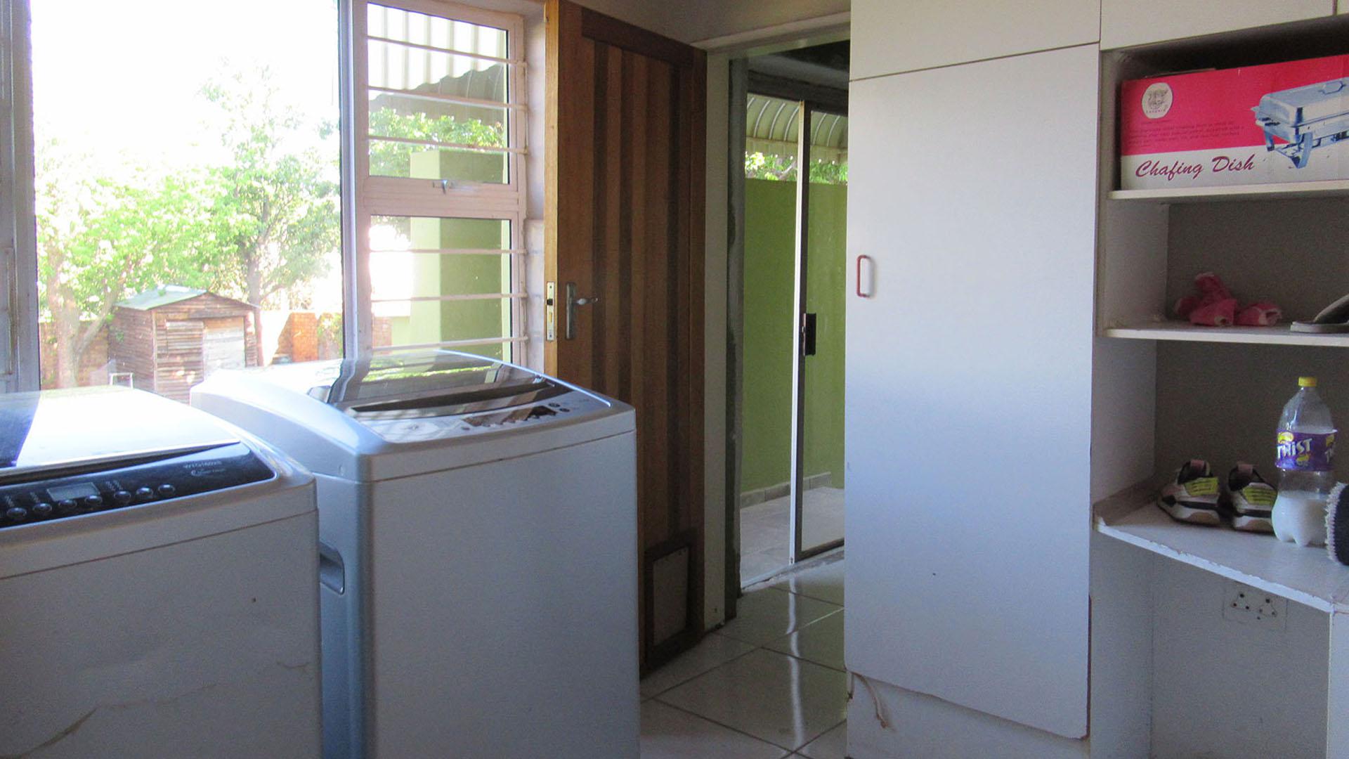 Laundry Room  - 9 square meters of property in Roodekrans