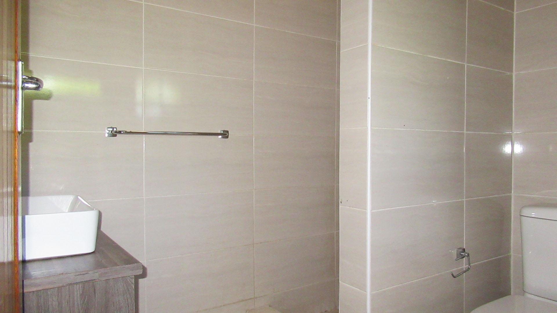 Bathroom 3+ - 11 square meters of property in Roodekrans