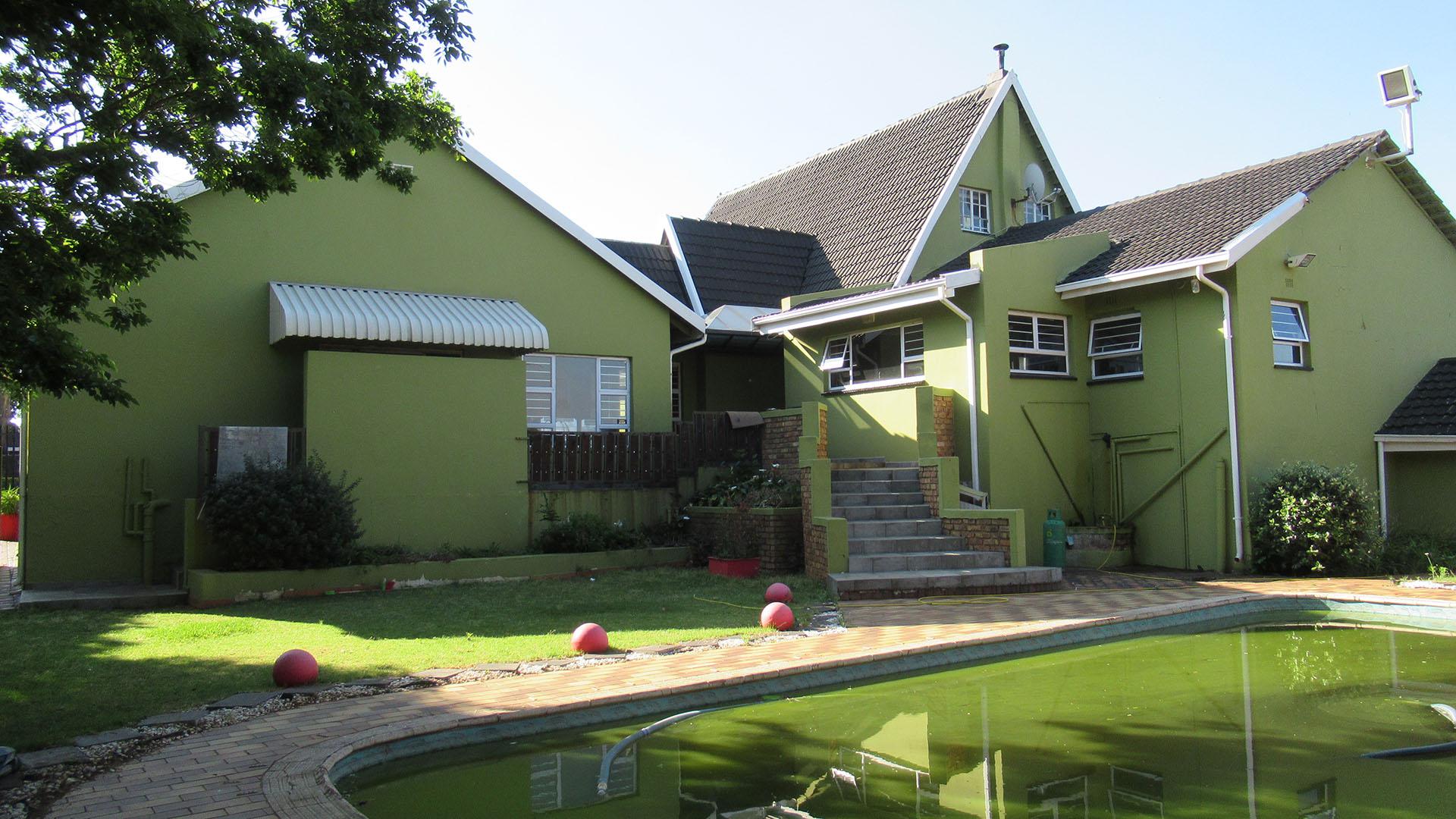 Backyard of property in Roodekrans