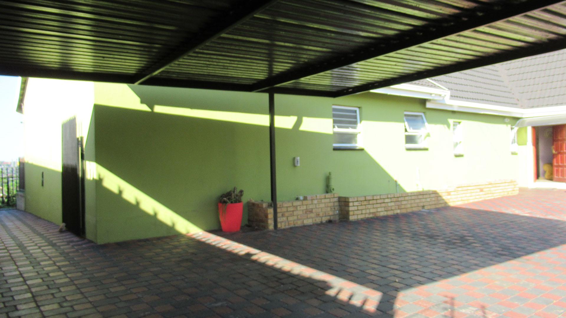 Spaces - 46 square meters of property in Roodekrans