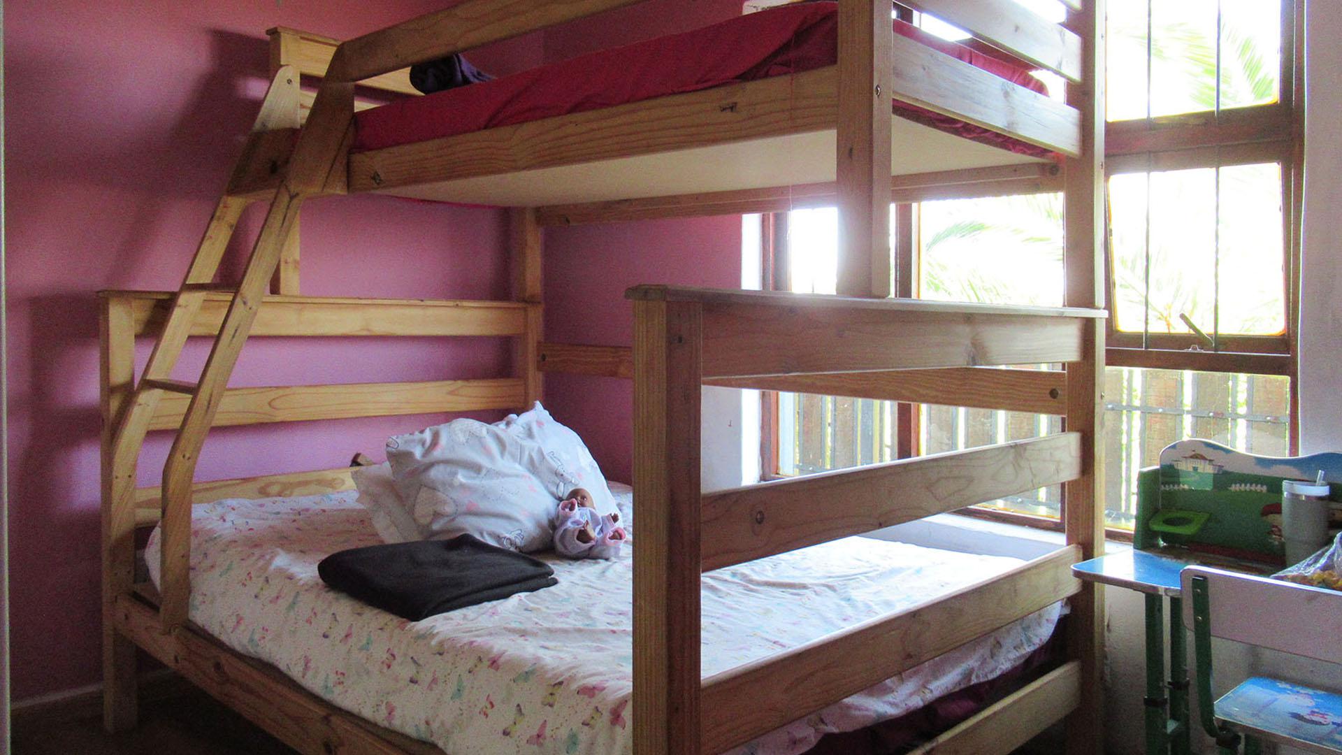 Bed Room 2 - 10 square meters of property in Roodekrans