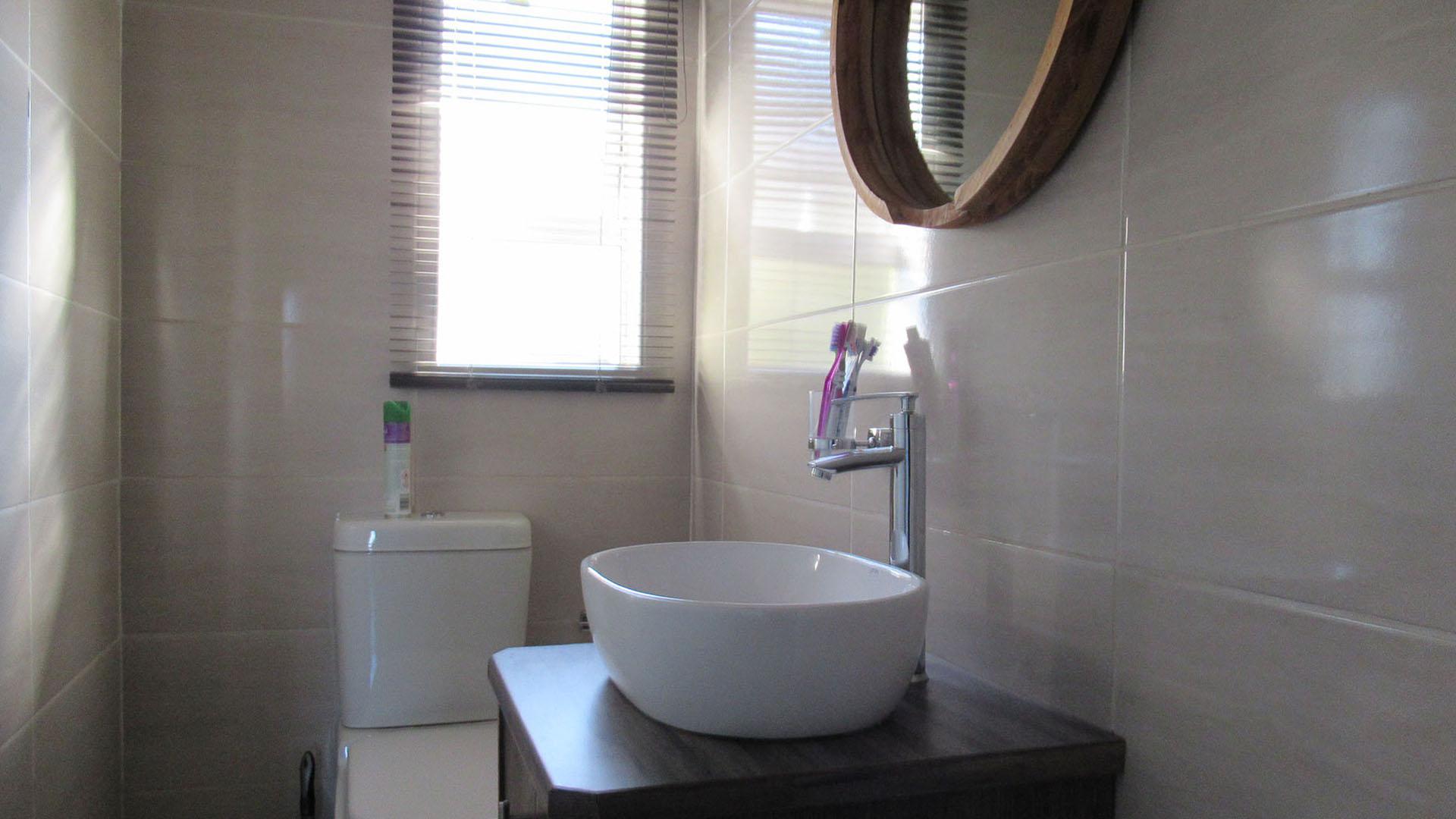 Bathroom 1 - 2 square meters of property in Roodekrans