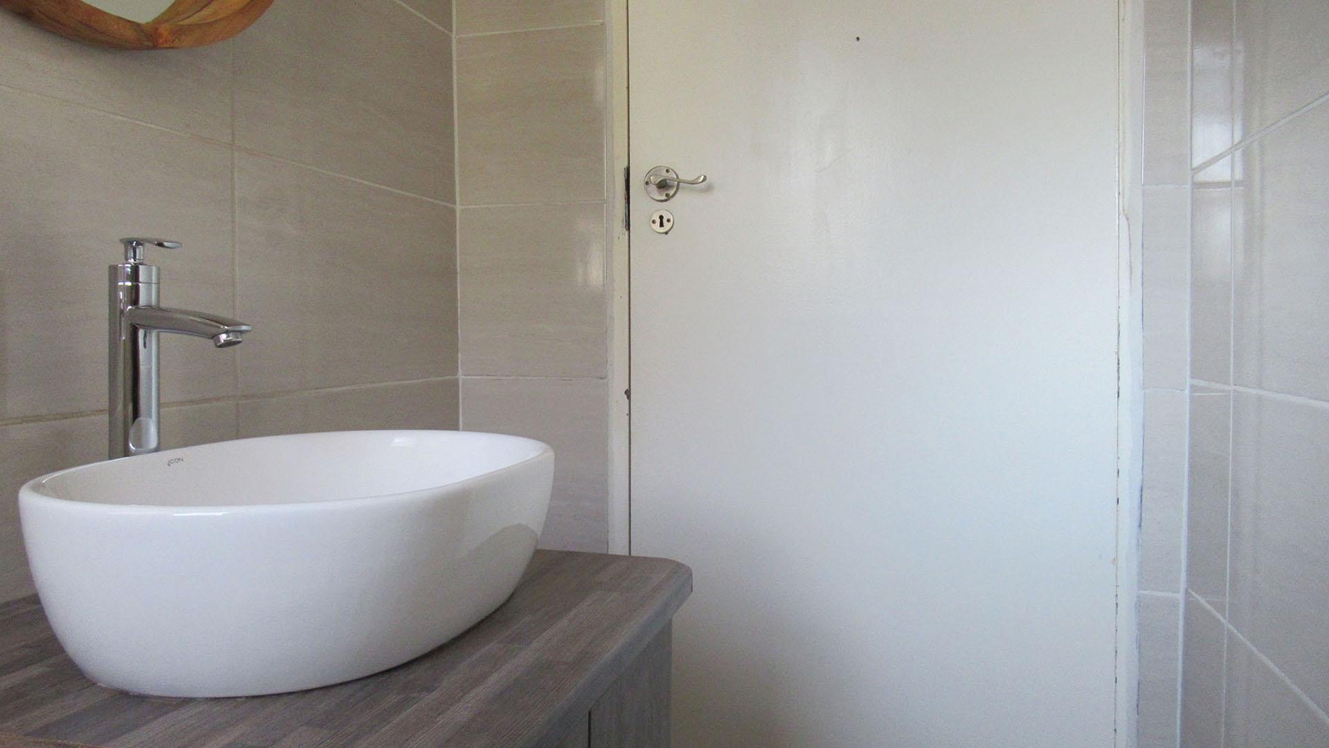 Bathroom 1 - 2 square meters of property in Roodekrans