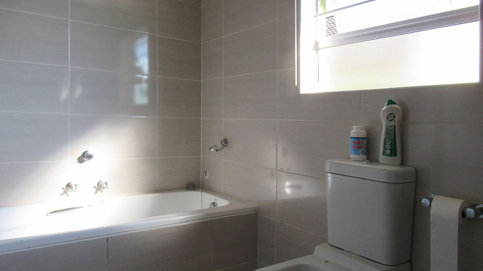 Bathroom 2 - 7 square meters of property in Roodekrans