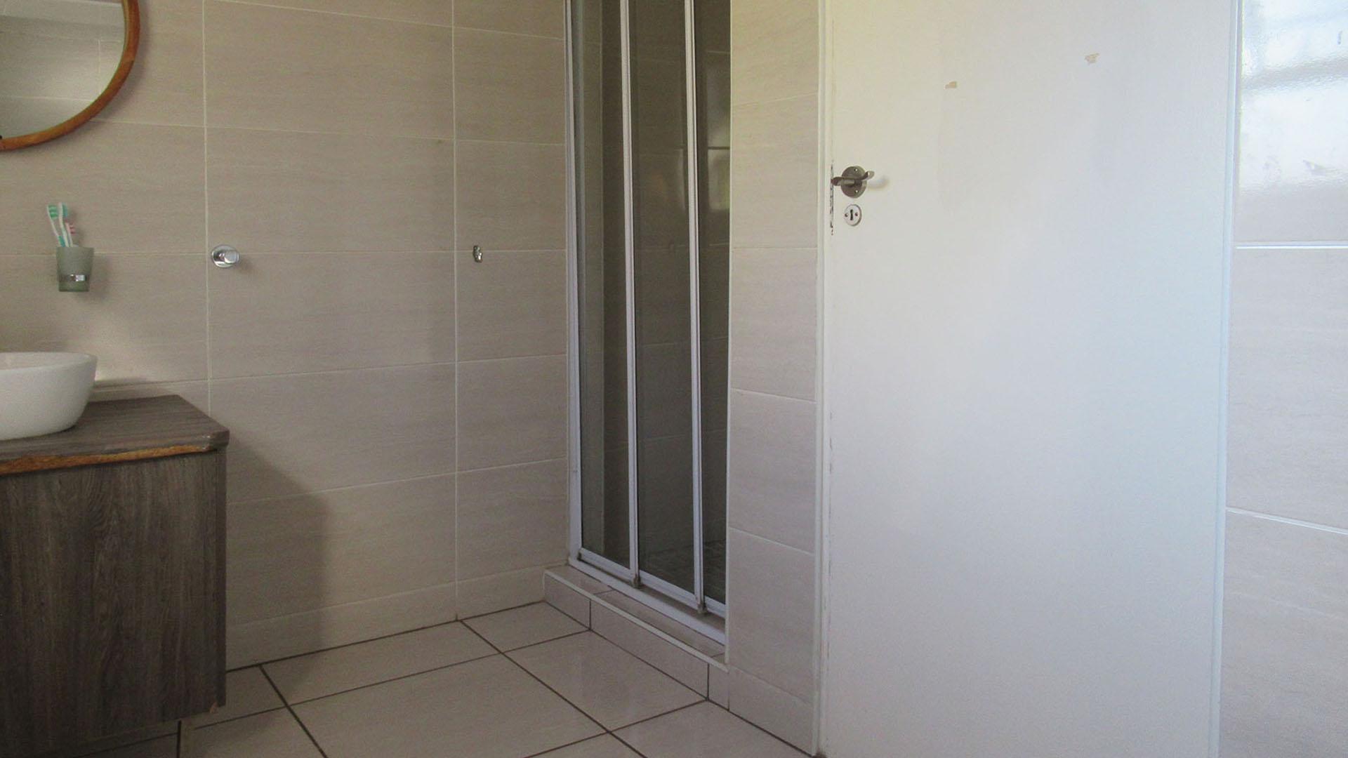 Bathroom 2 - 7 square meters of property in Roodekrans