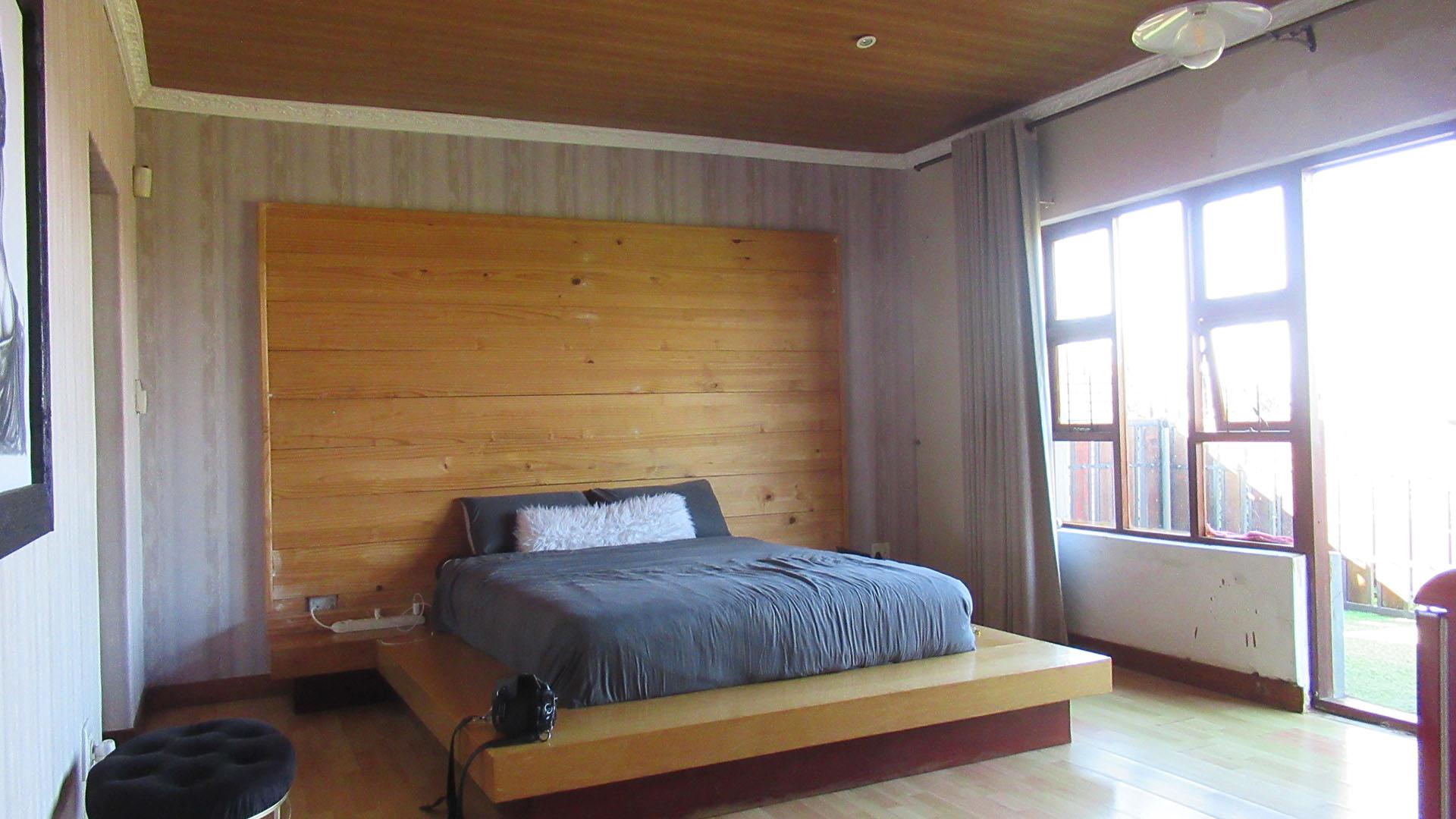 Main Bedroom of property in Roodekrans