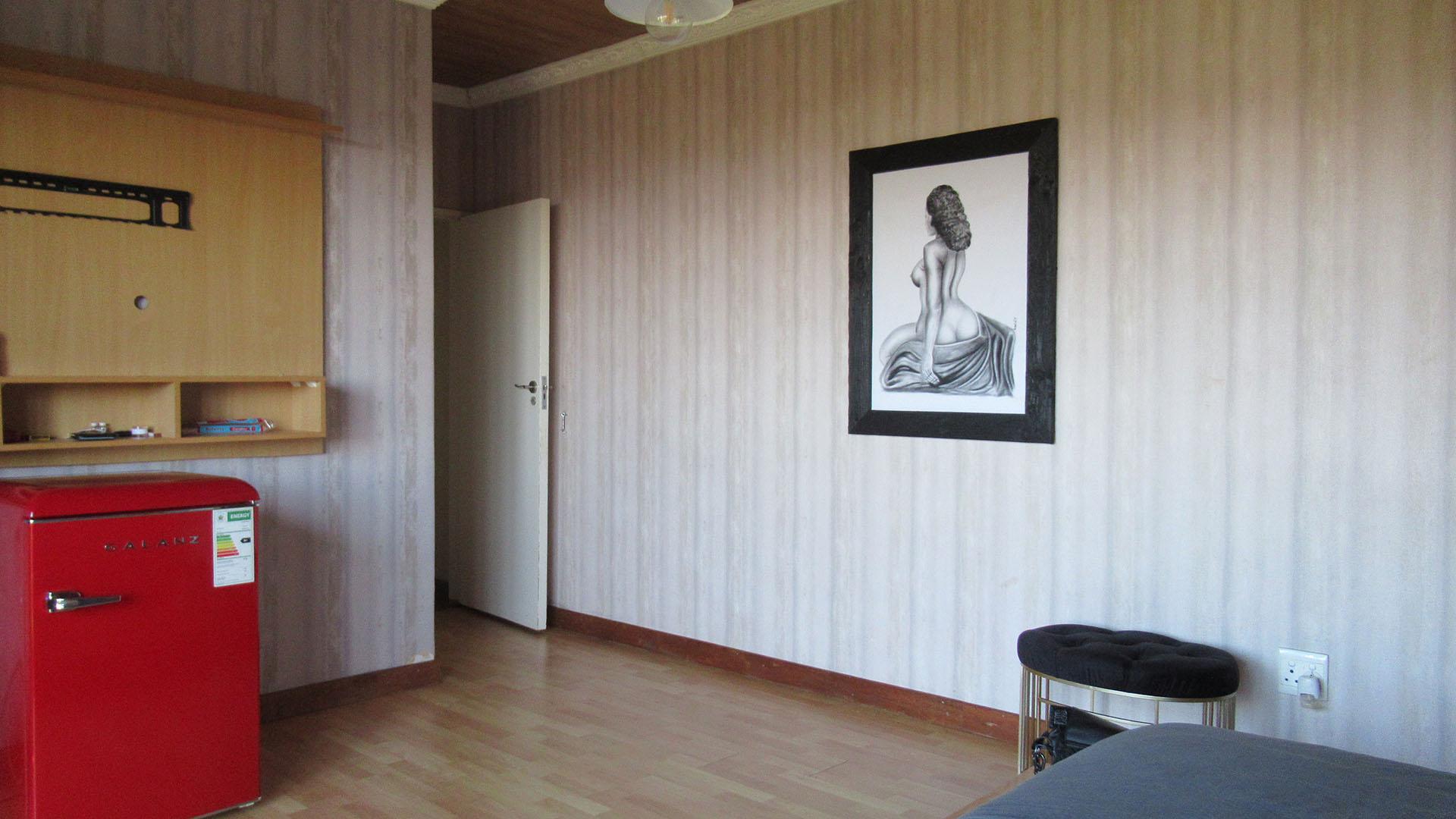 Main Bedroom of property in Roodekrans