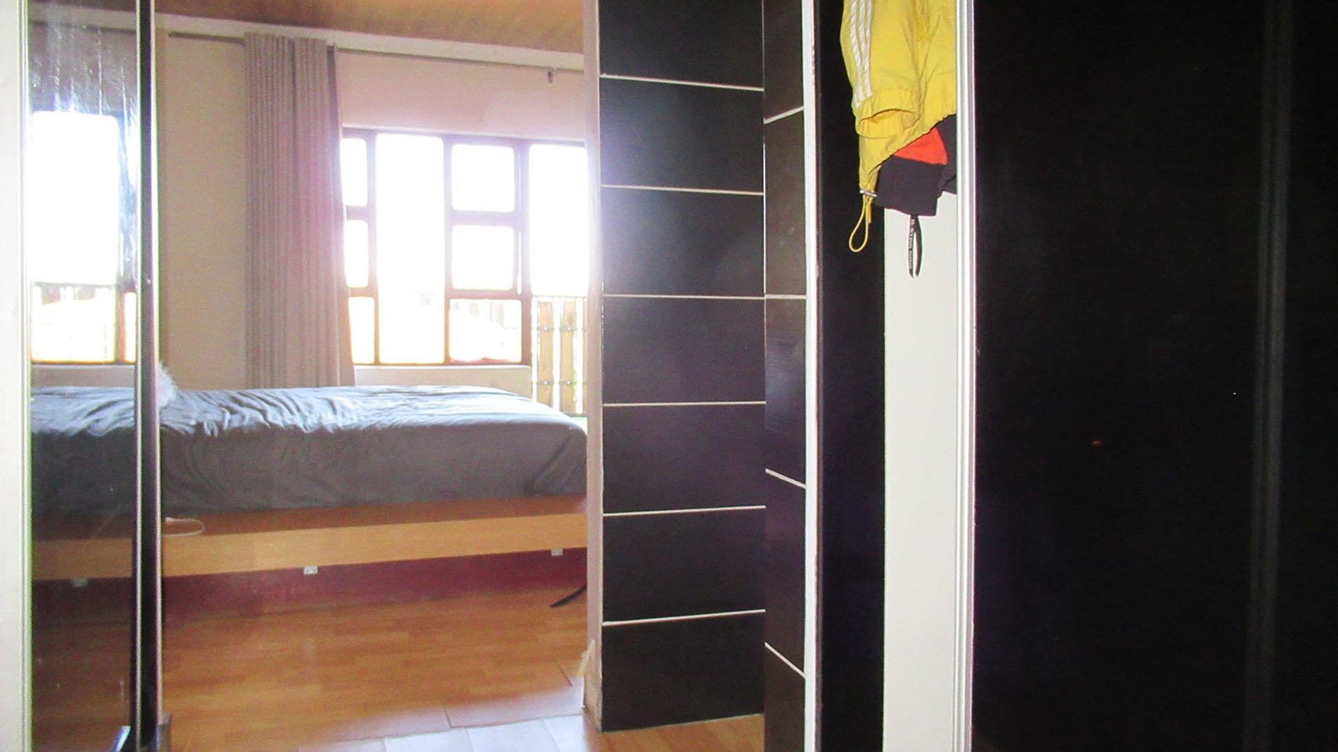 Main Bedroom of property in Roodekrans