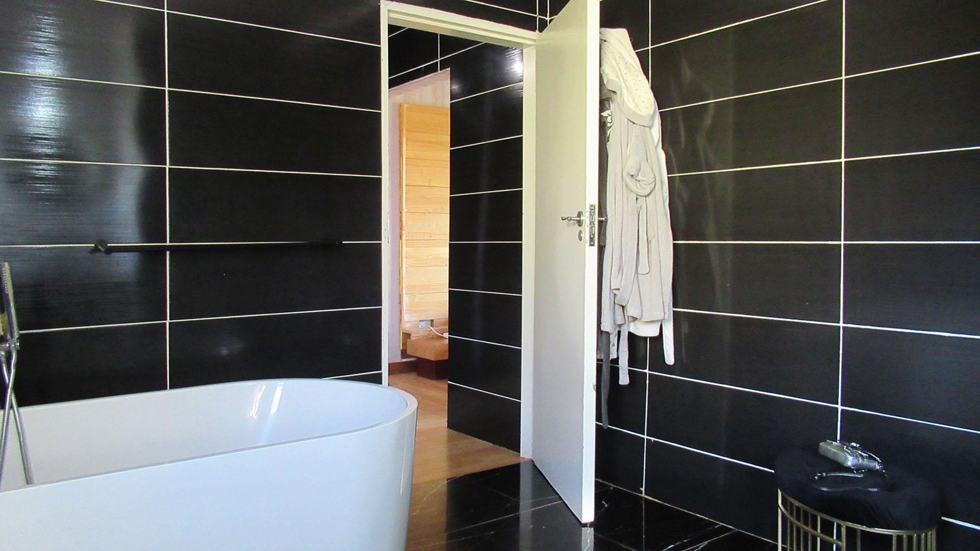 Main Bathroom - 39 square meters of property in Roodekrans