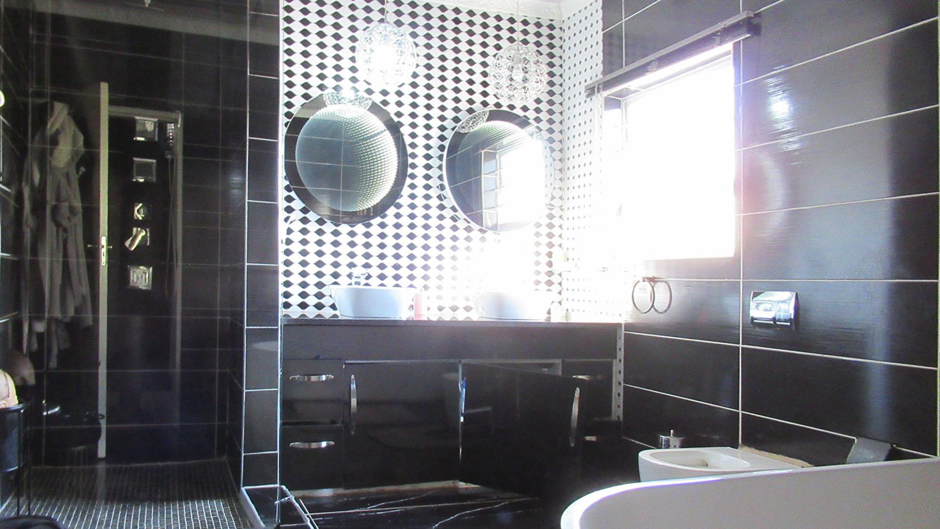 Main Bathroom - 39 square meters of property in Roodekrans