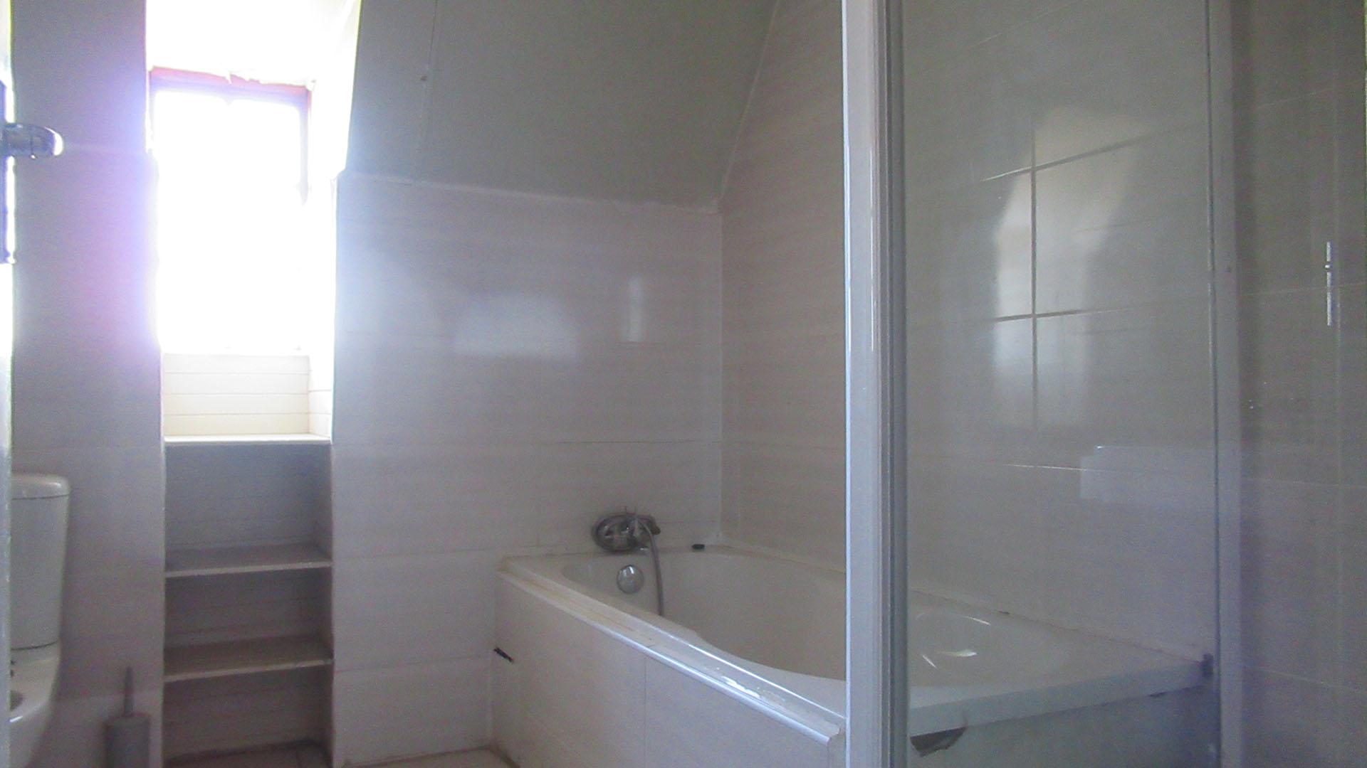 Bathroom 3+ - 11 square meters of property in Roodekrans