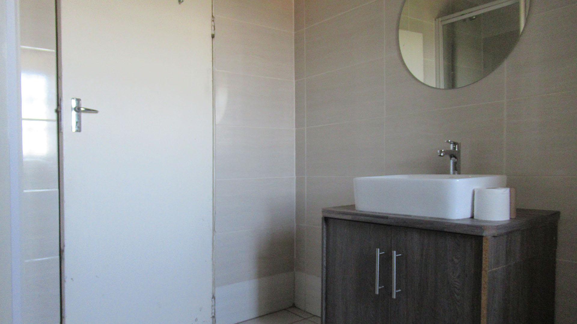 Bathroom 3+ - 11 square meters of property in Roodekrans