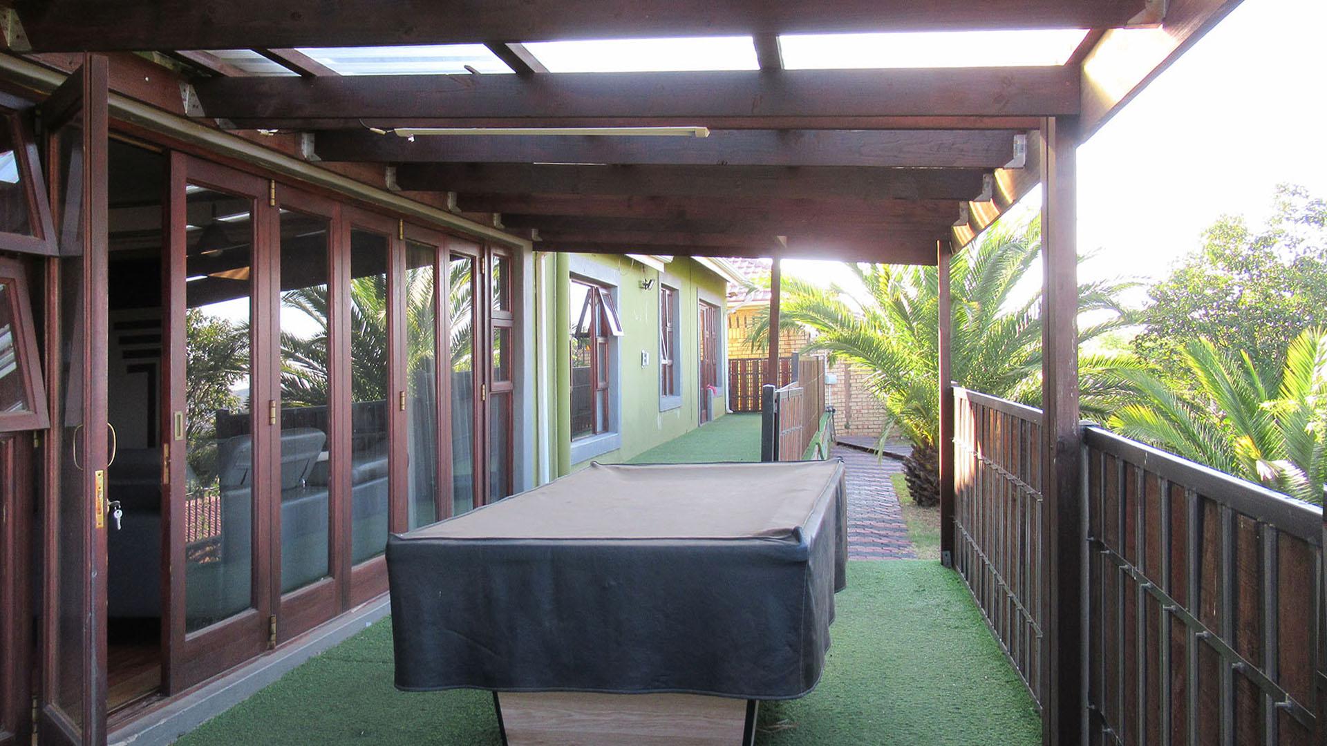 Patio - 58 square meters of property in Roodekrans