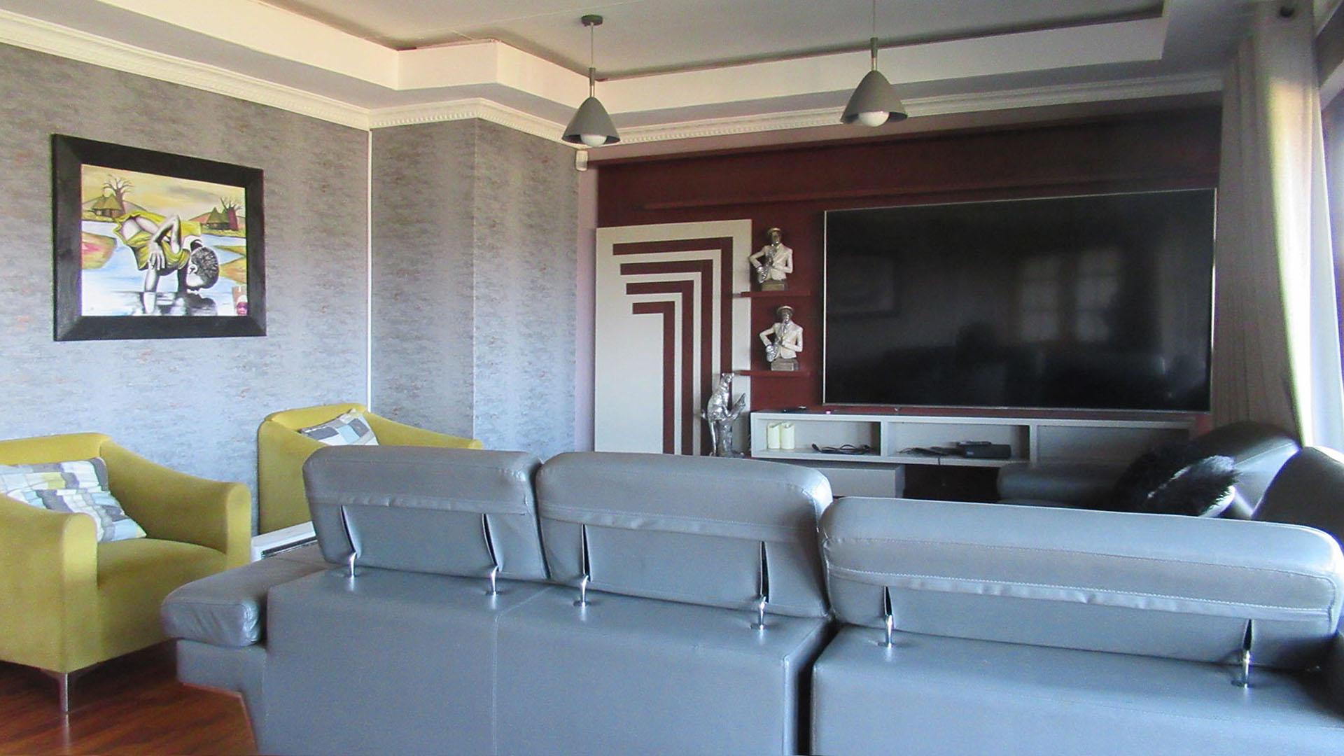 Lounges - 29 square meters of property in Roodekrans