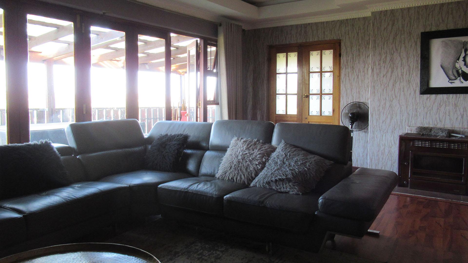 Lounges - 29 square meters of property in Roodekrans