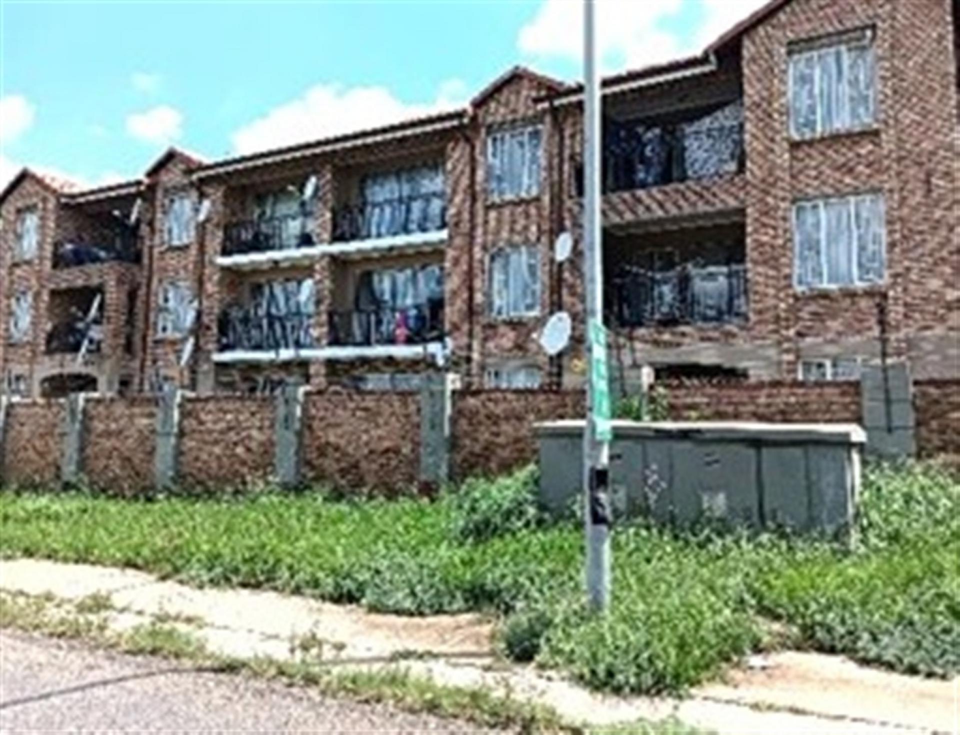 Front View of property in Heuweloord