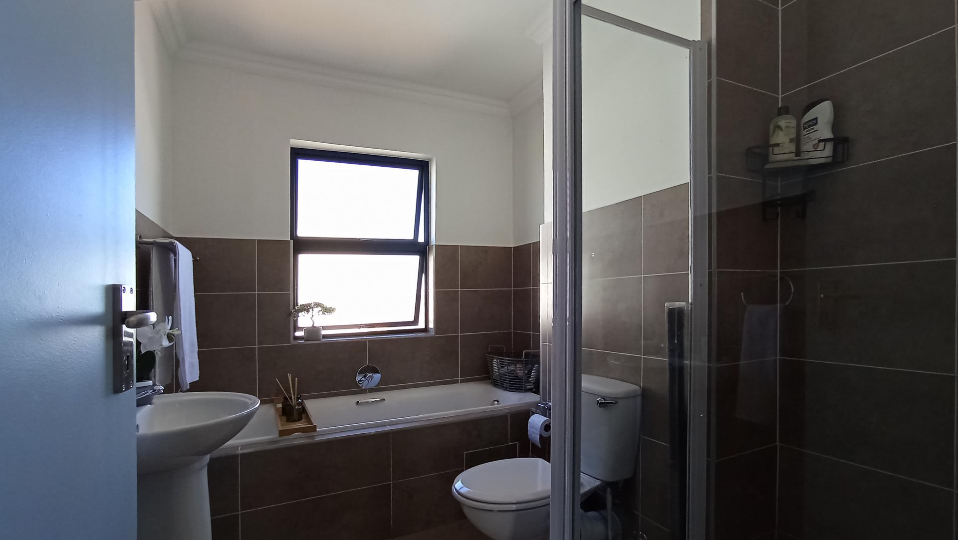 Bathroom 1 - 6 square meters of property in Rua Vista