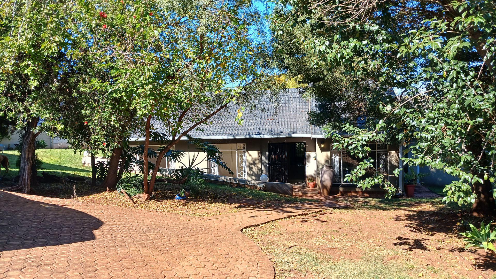 Front View of property in Roodekrans