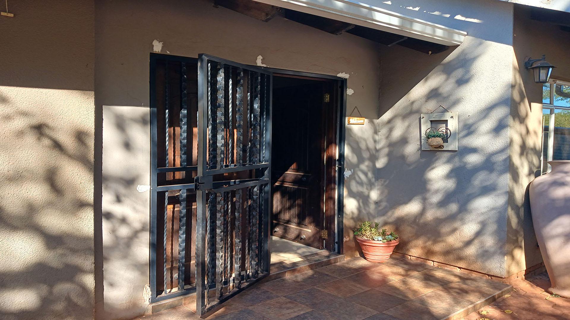 Front View of property in Roodekrans