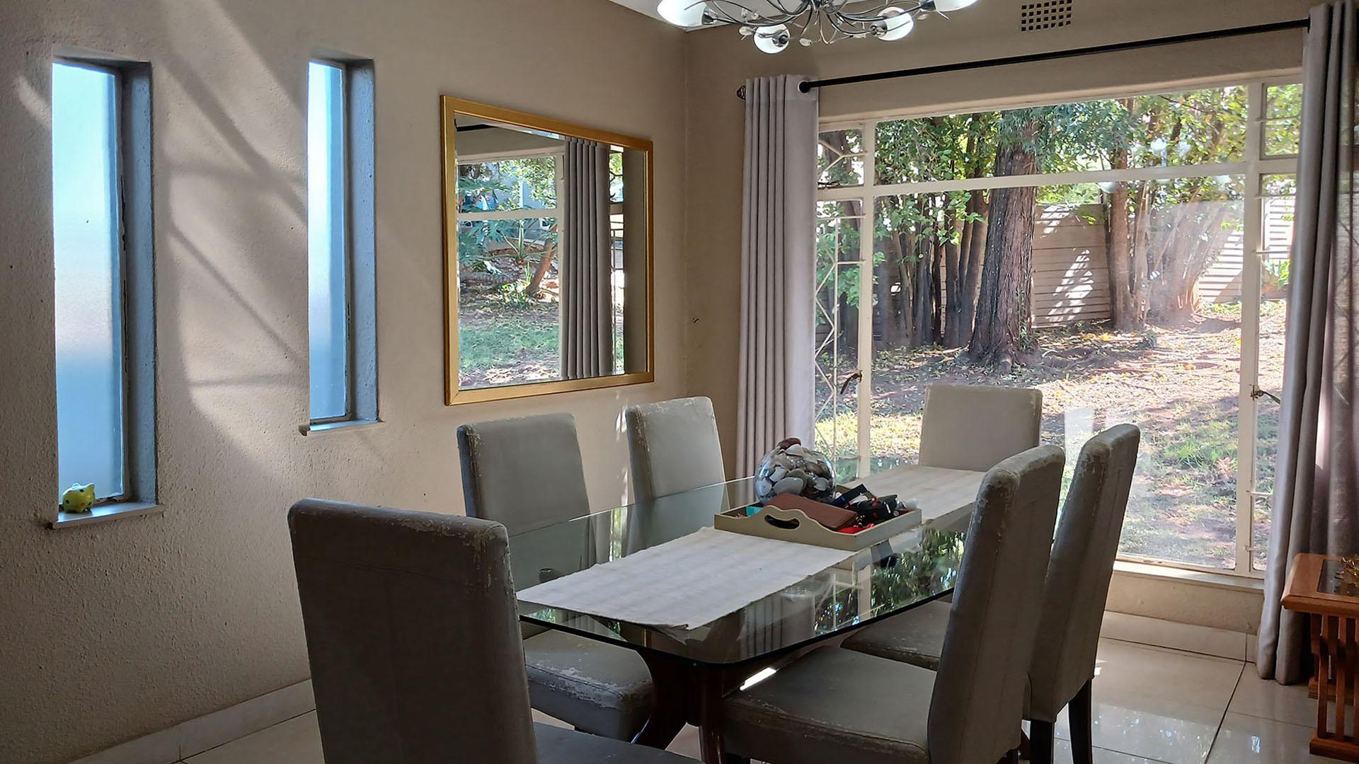 Dining Room - 27 square meters of property in Roodekrans