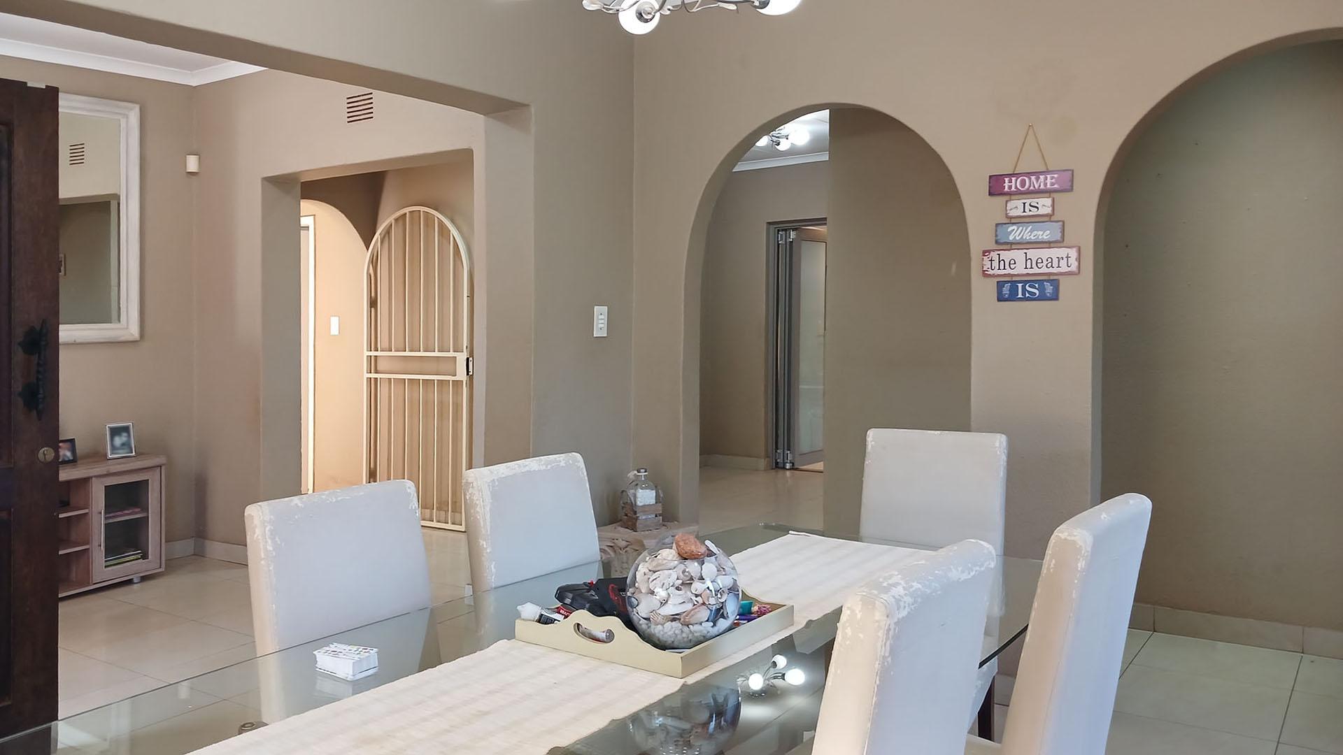 Dining Room - 27 square meters of property in Roodekrans