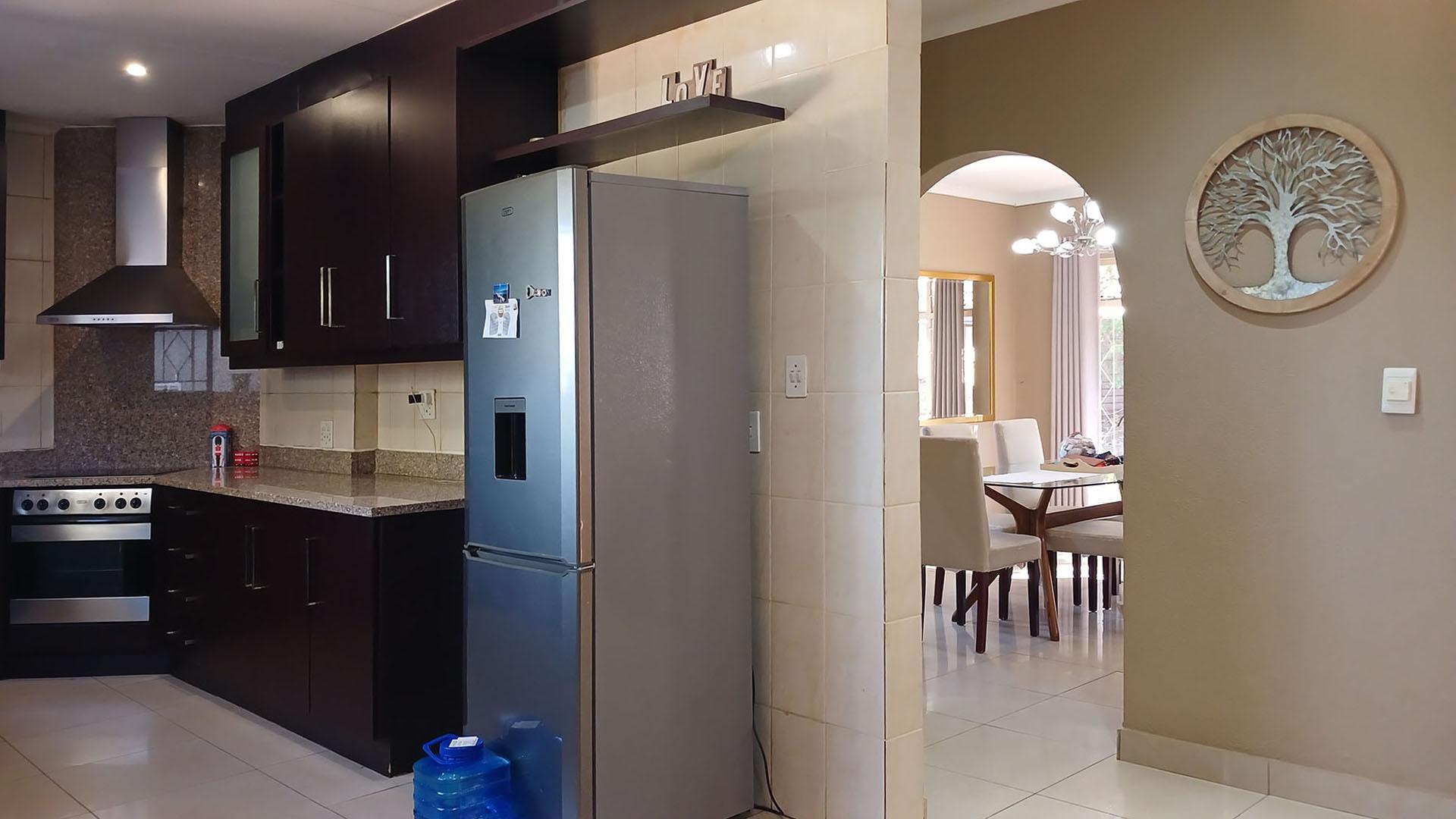 Kitchen - 16 square meters of property in Roodekrans