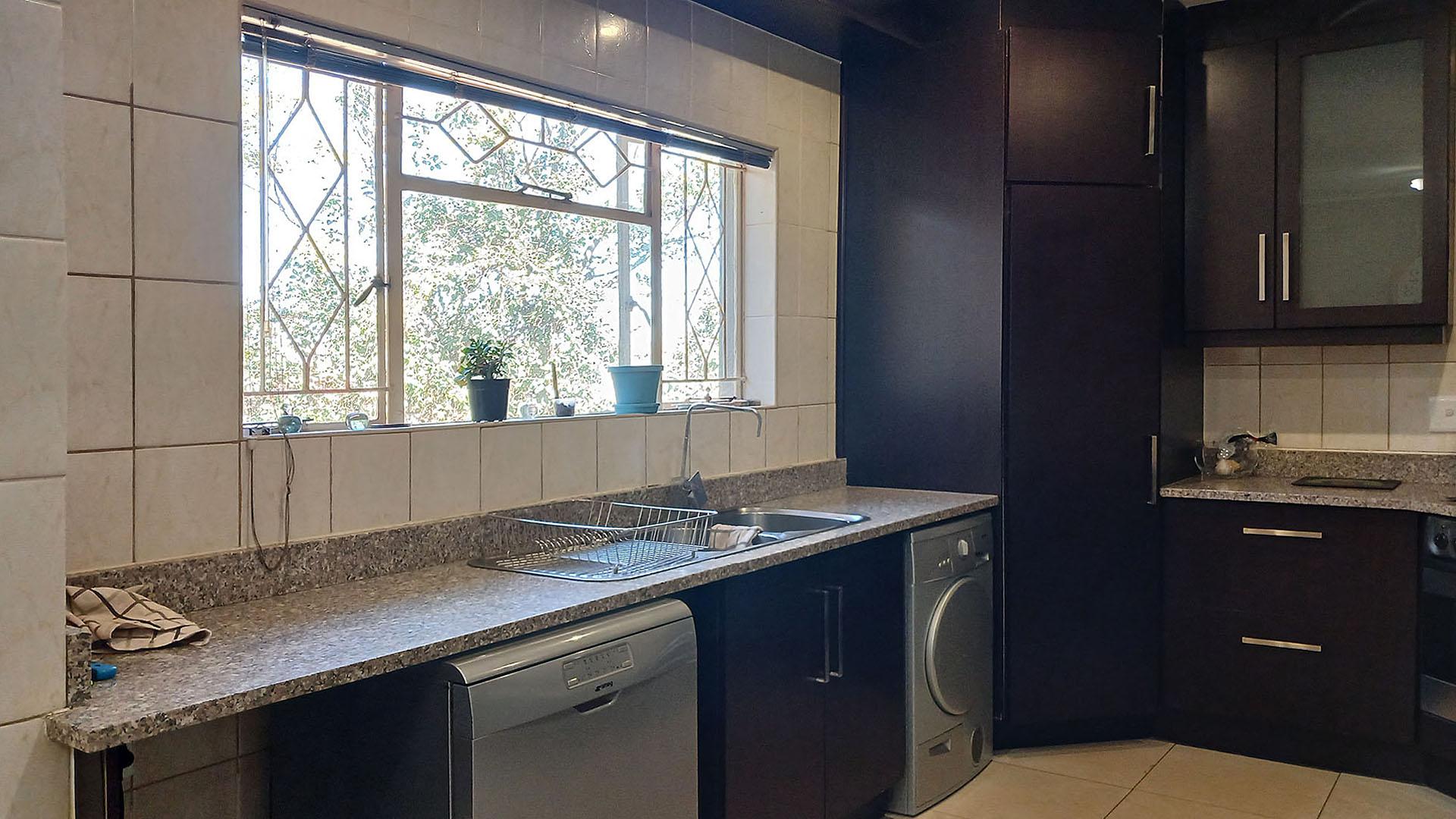 Kitchen - 16 square meters of property in Roodekrans