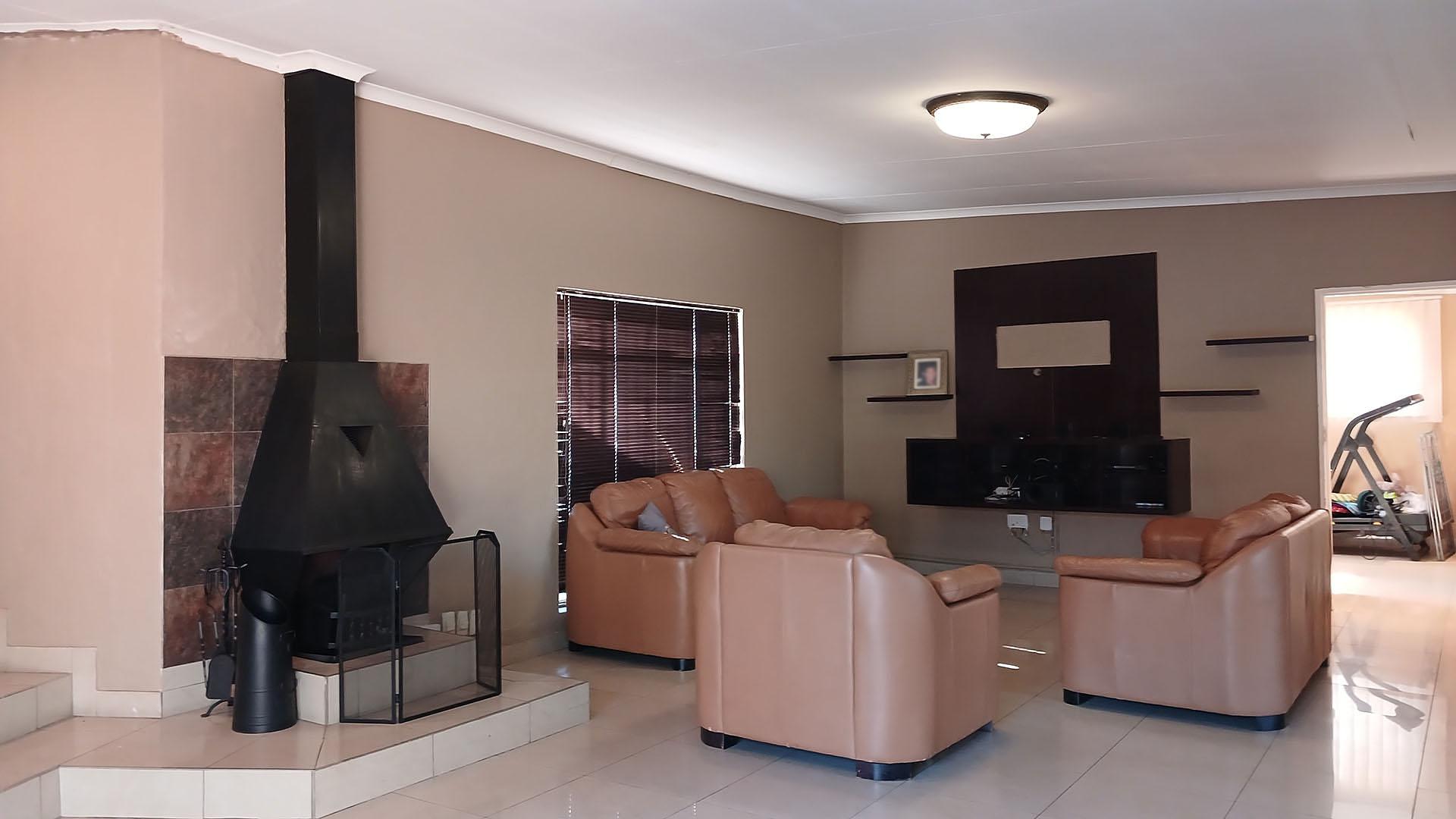 Entertainment - 48 square meters of property in Roodekrans