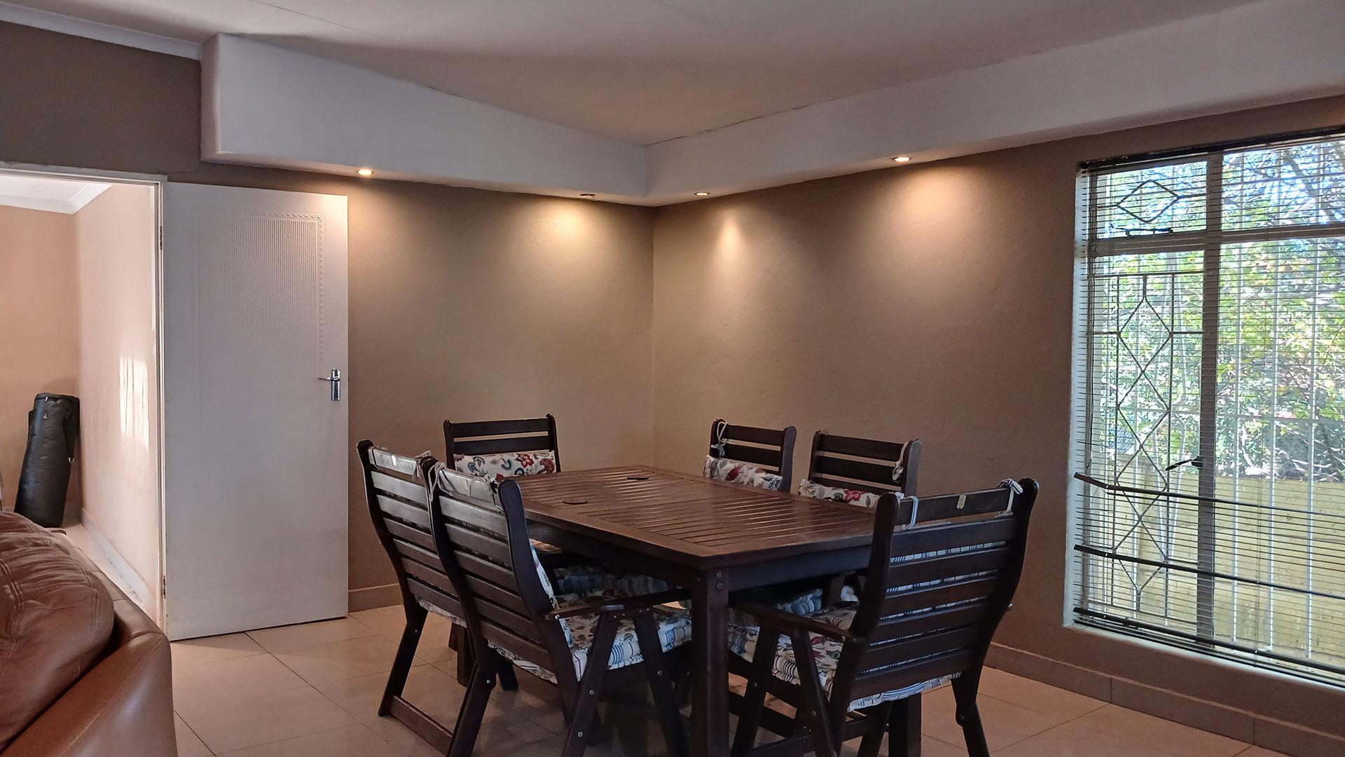 Dining Room - 27 square meters of property in Roodekrans