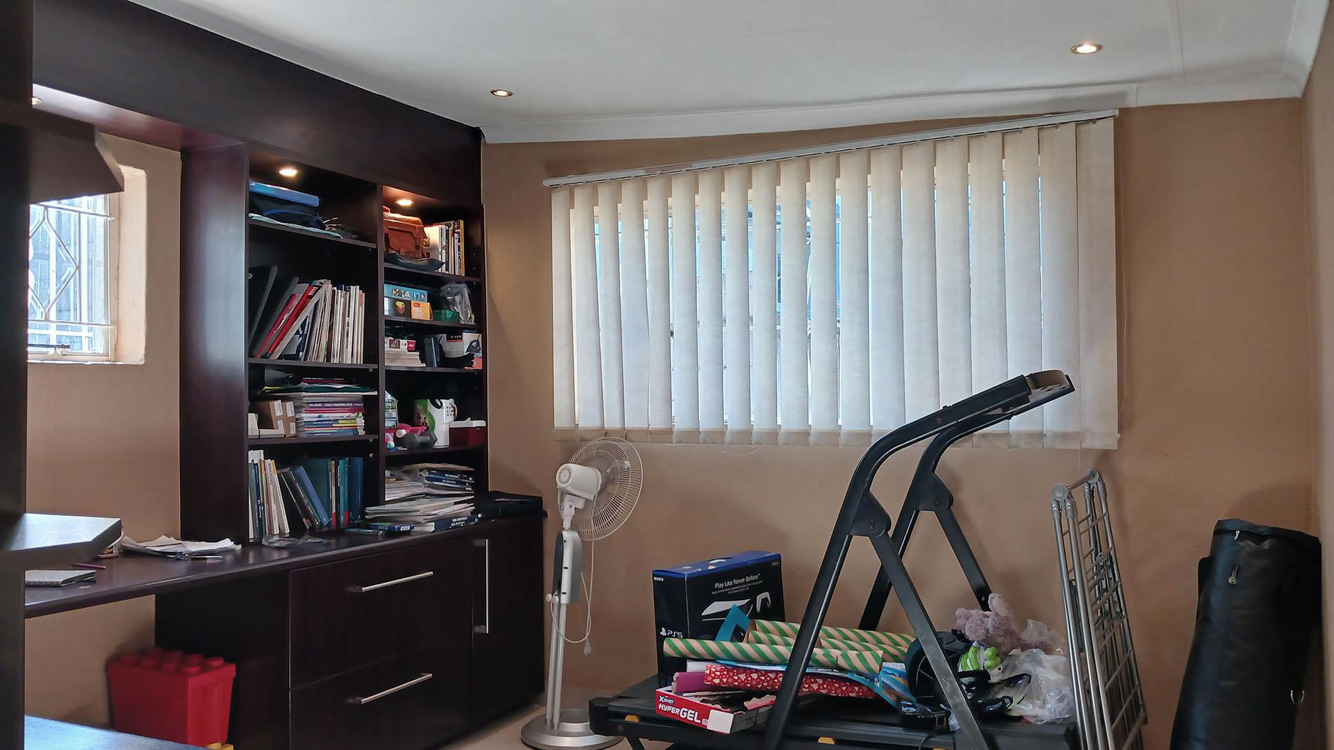 Study - 14 square meters of property in Roodekrans