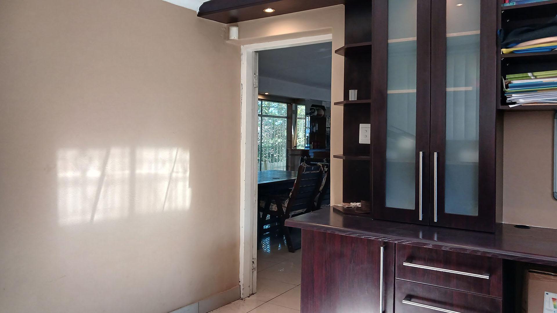 Study - 14 square meters of property in Roodekrans