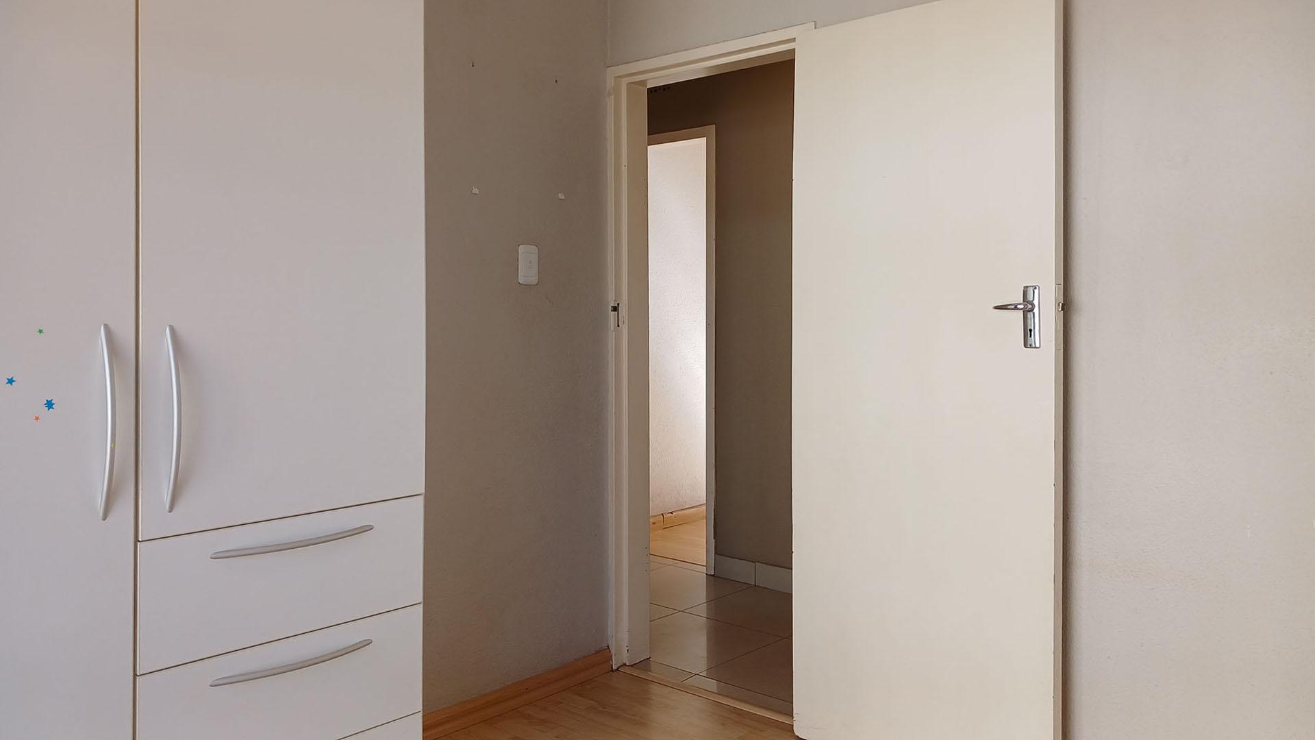 Bed Room 1 - 11 square meters of property in Roodekrans