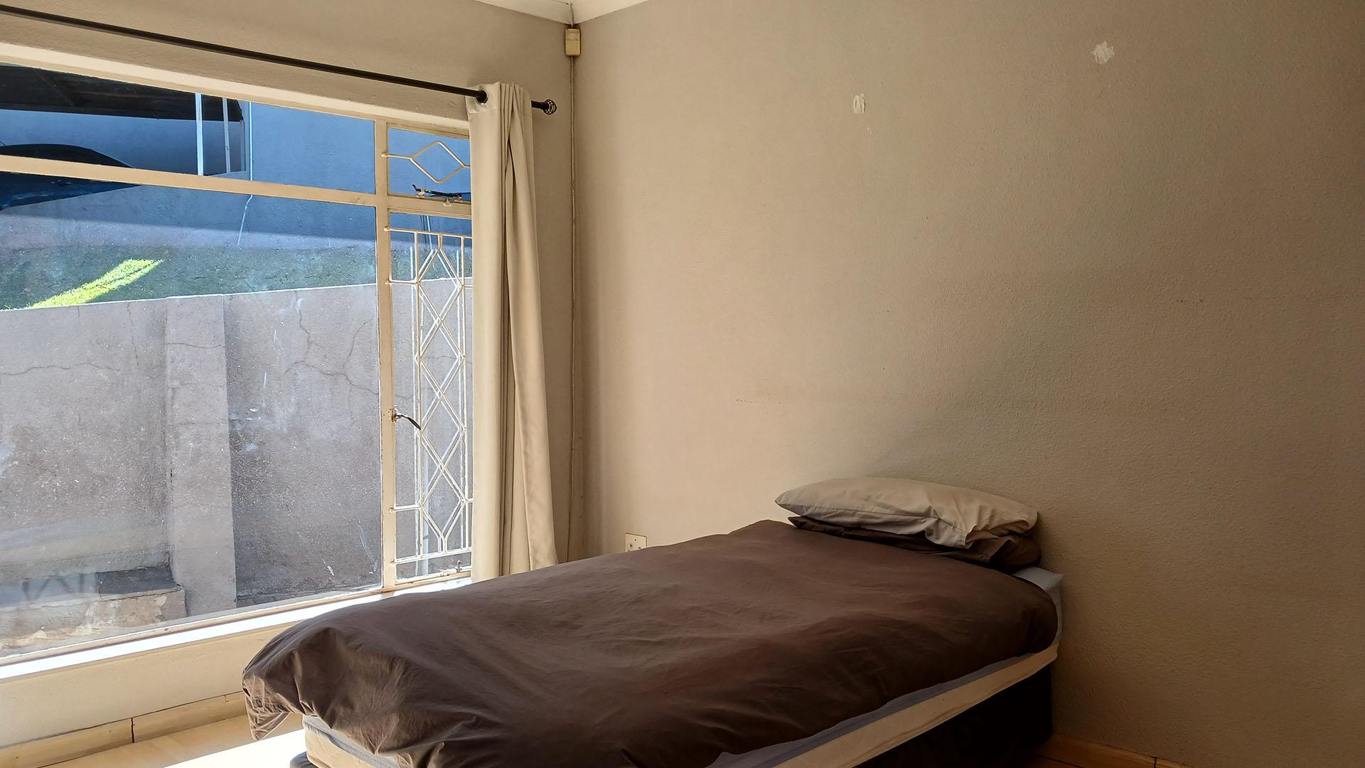 Main Bedroom - 17 square meters of property in Roodekrans