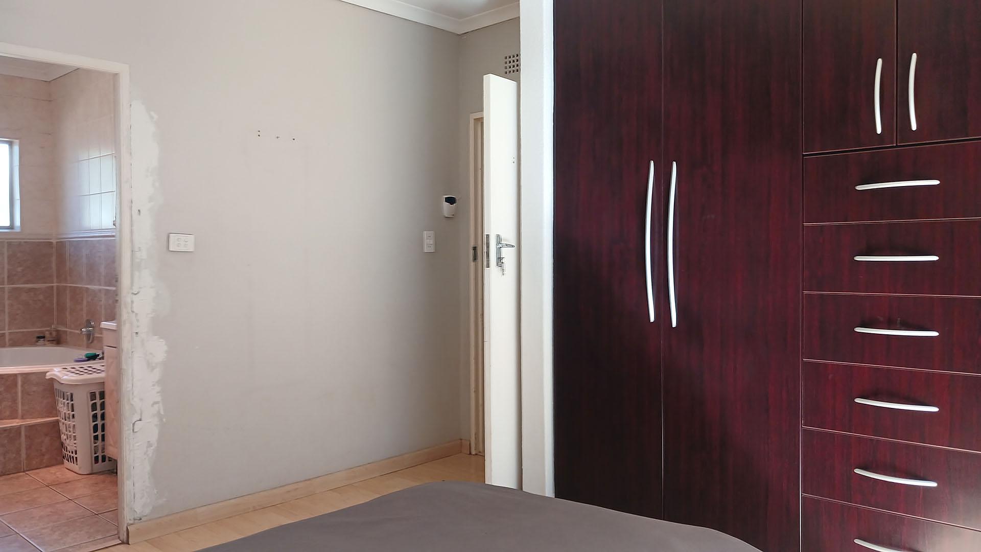 Main Bedroom - 17 square meters of property in Roodekrans