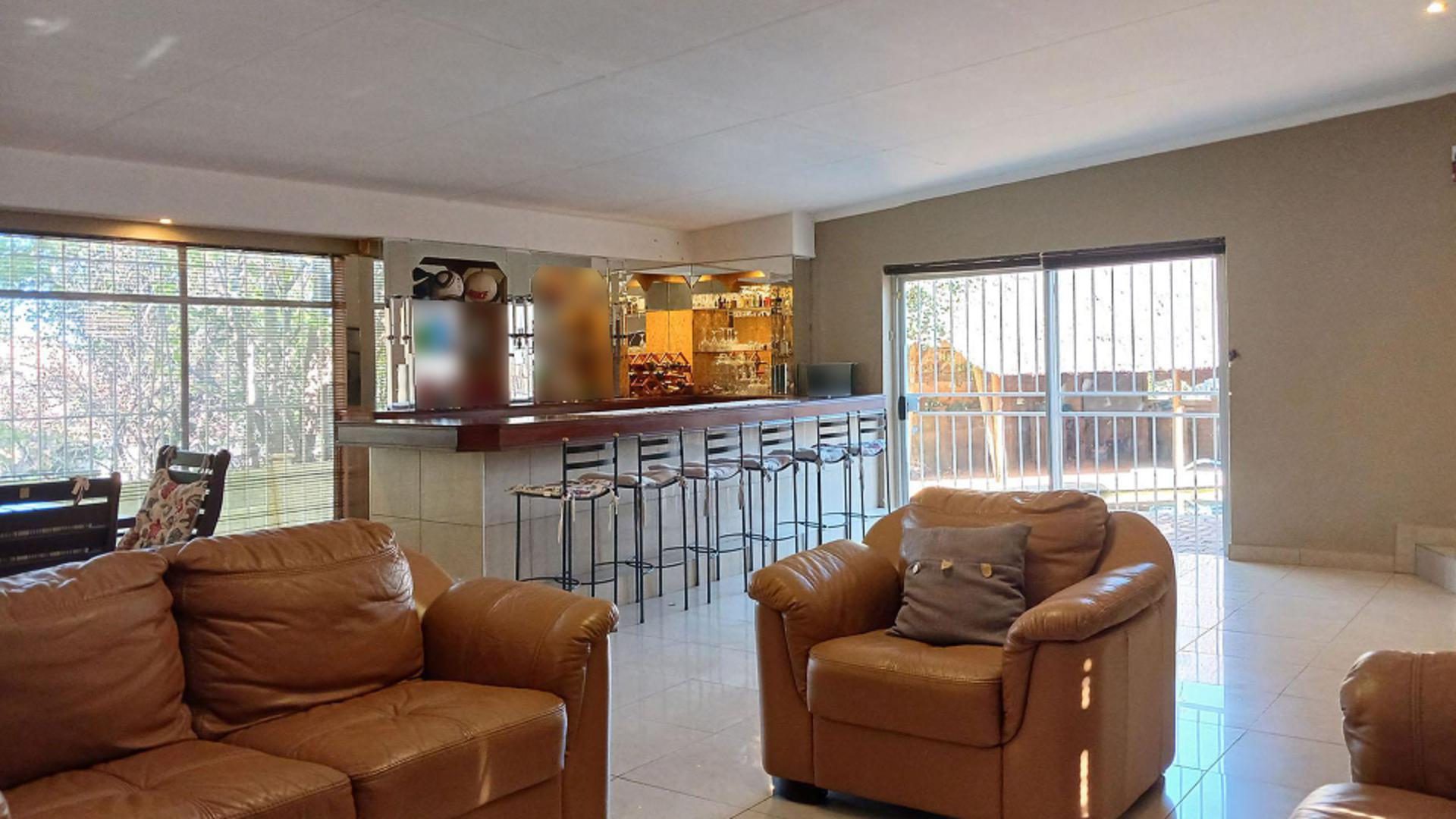 Lounges - 16 square meters of property in Roodekrans