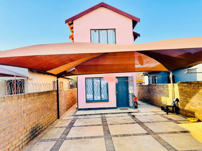 2 Bedroom House for Sale For Sale in Soshanguve East - MR548535