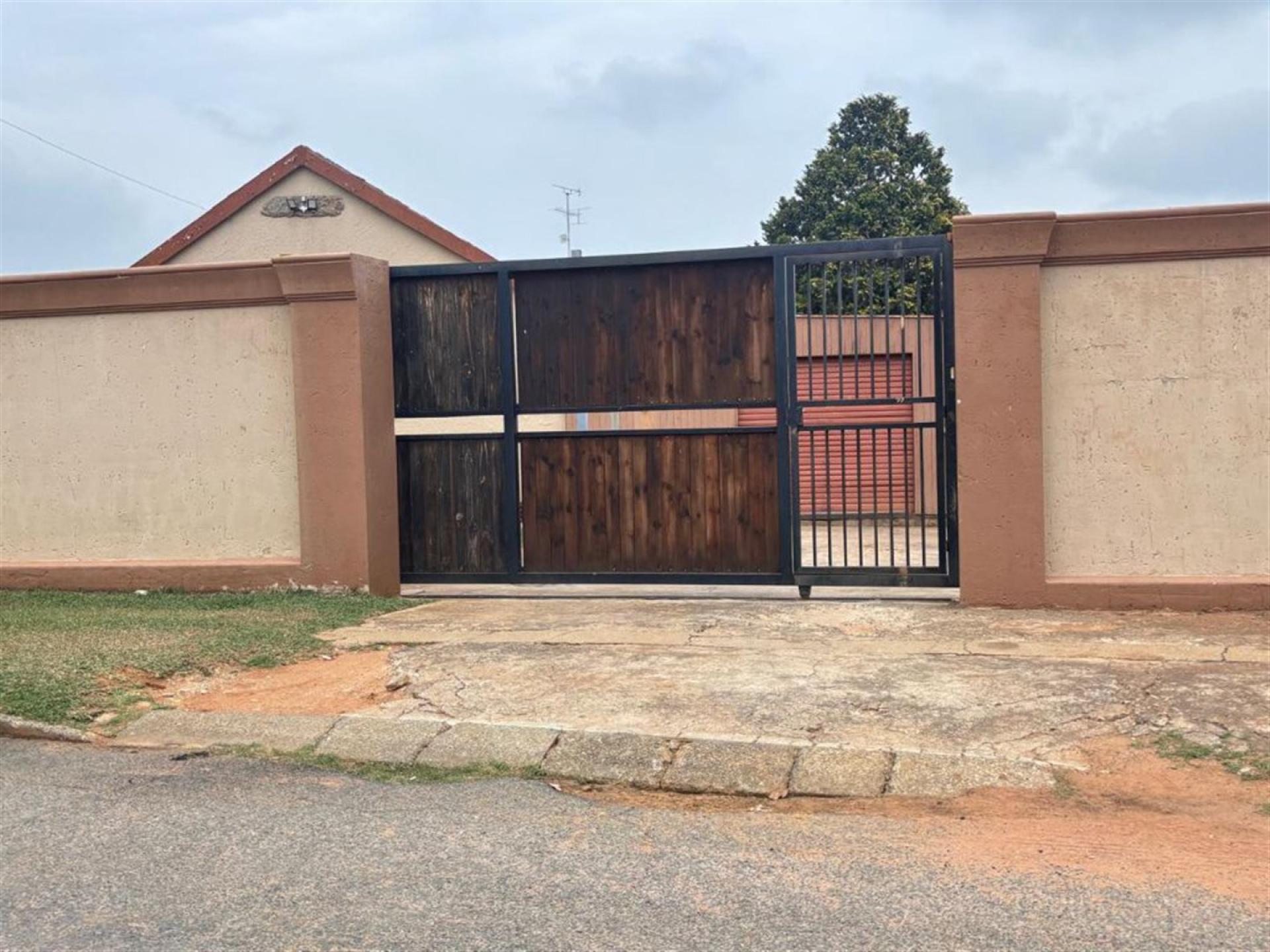 Front View of property in Greenhills
